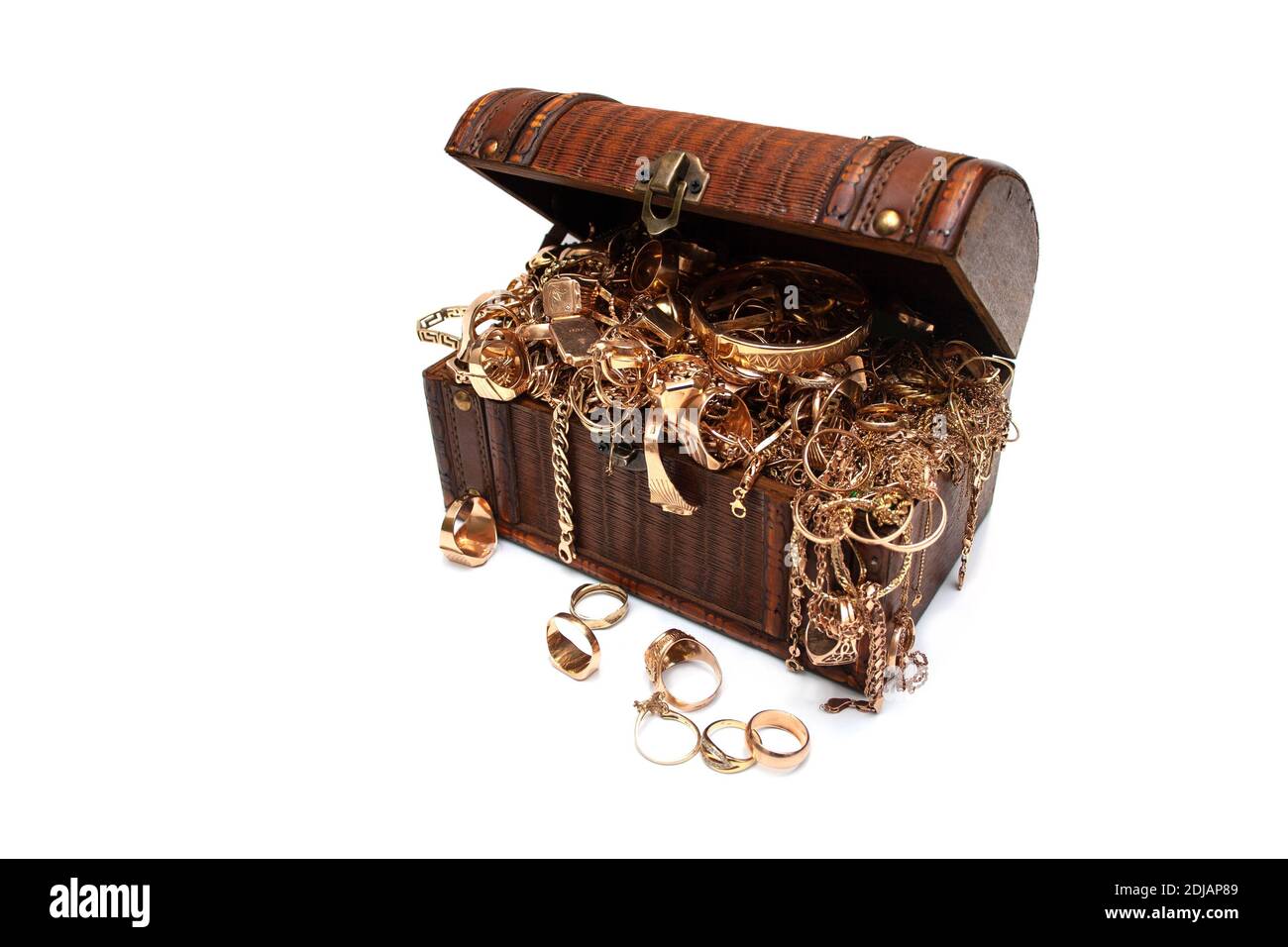 Vieux bijoux d'or utilisé dans une boîte en bois sur fond blanc. Banque D'Images