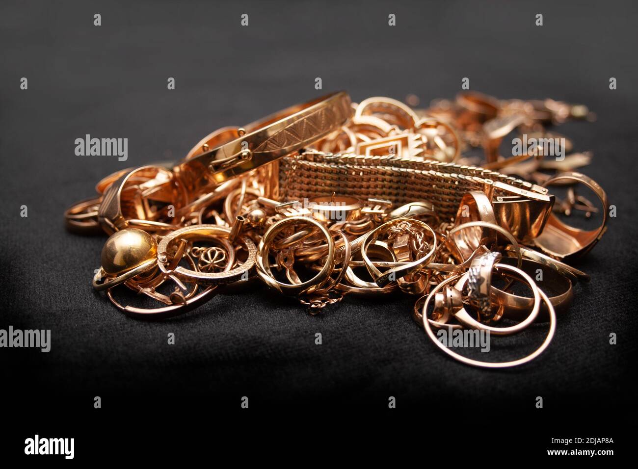 Pile de bijoux anciens en or sur fond noir. Banque D'Images