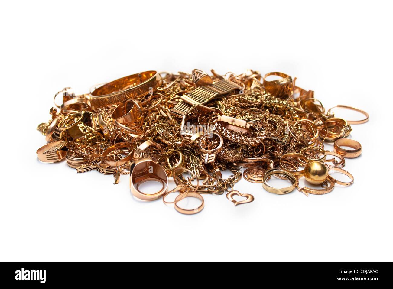 Pile de bijoux en or anciens sur fond blanc. Banque D'Images