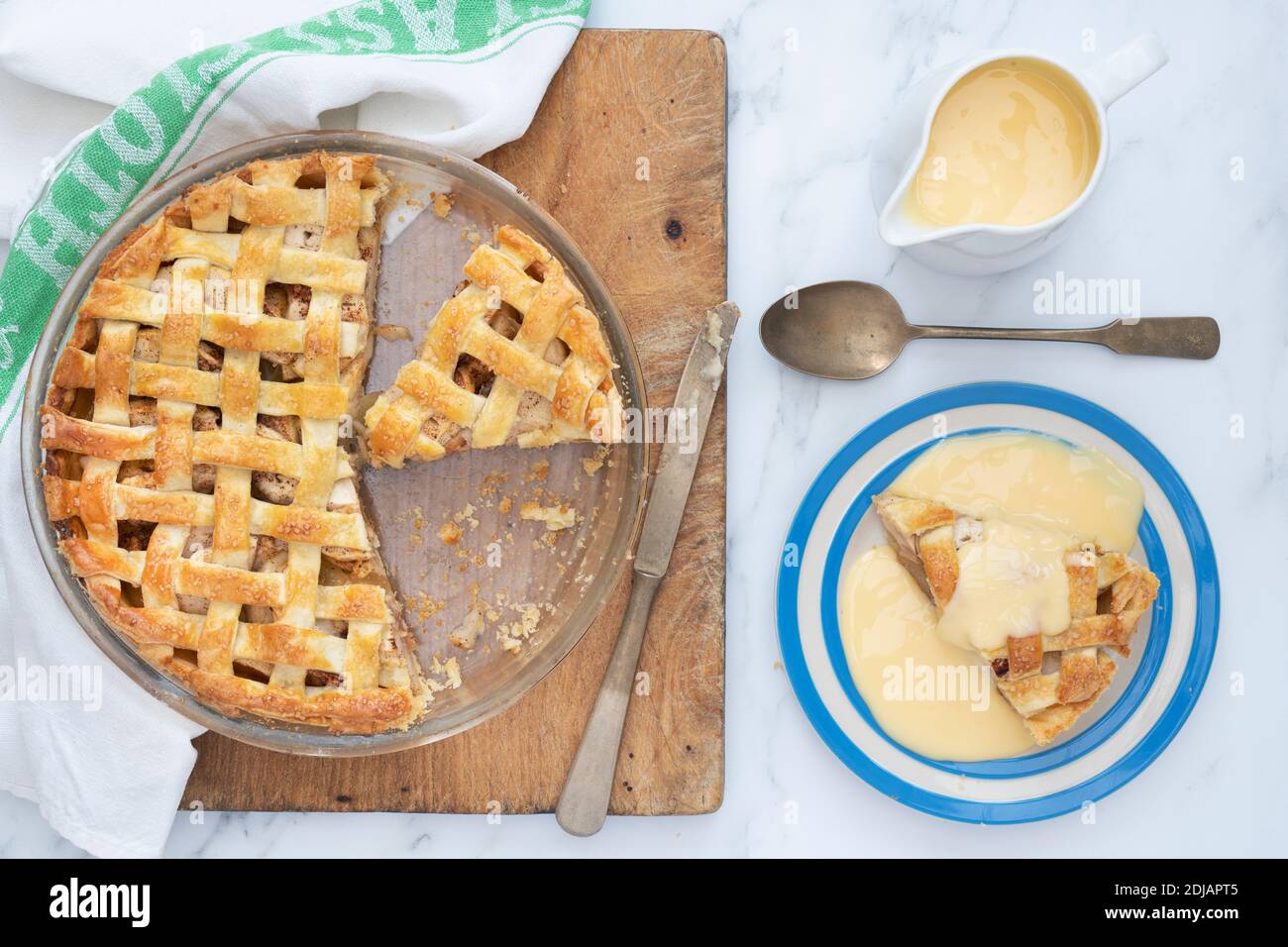 Tarte aux pommes maison avec une pâte à tartiquer et une crème anglaise Banque D'Images