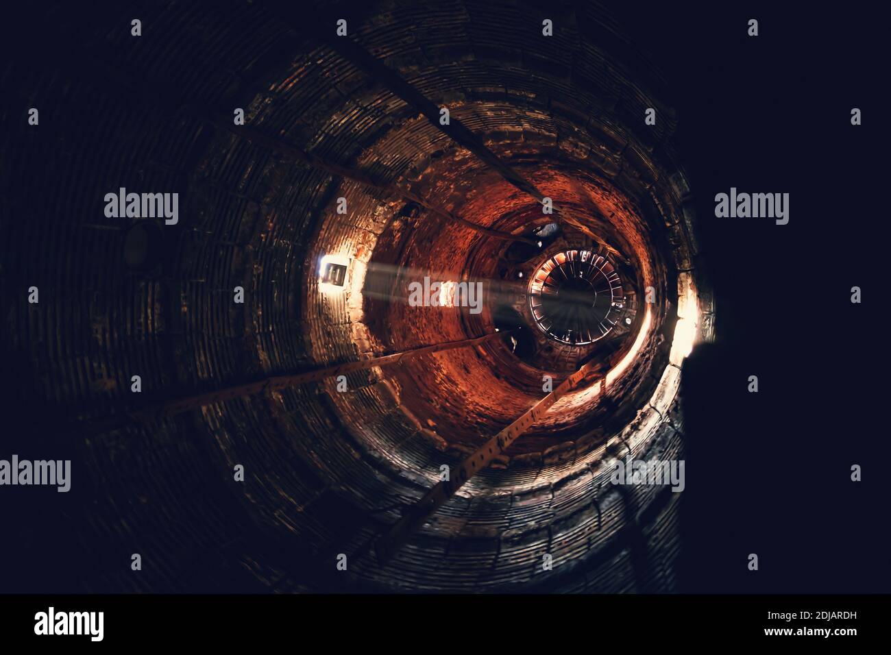 À l'intérieur de la tour de refroidissement ou du fumkestack, grande vue sur le vieux tunnel, tube rond industriel comme moyen abstrait de terminer l'arrière-plan. Banque D'Images