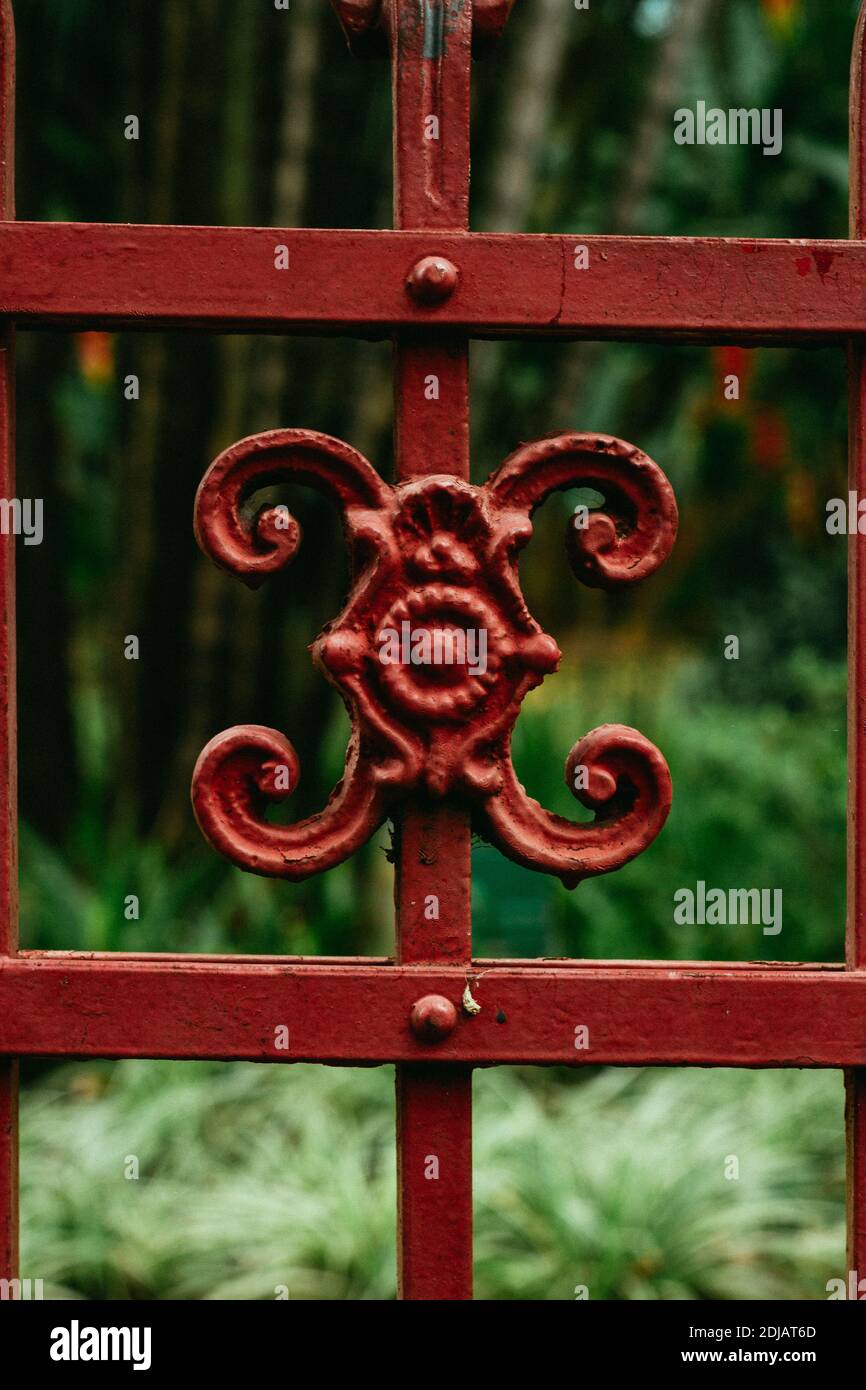 Détail fleuri en fer forgé rouge Banque D'Images