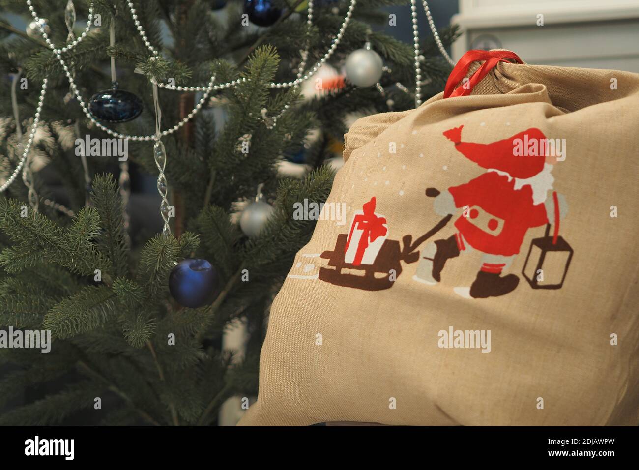 Un sac de Père Noël avec des cadeaux sous l'arbre de Noël. Banque D'Images