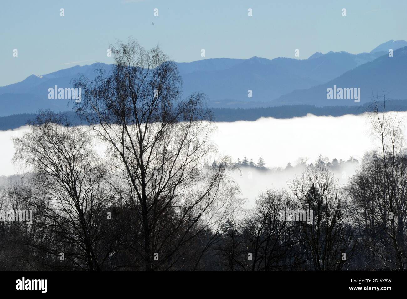 Tutzing, Allemagne. 14 décembre 2020. Le brouillard se trouve au-dessus du Starnberger See et une bonne visibilité est offerte par le ciel bleu à des altitudes plus élevées. Credit: Ursula Düren/dpa/Alay Live News Banque D'Images