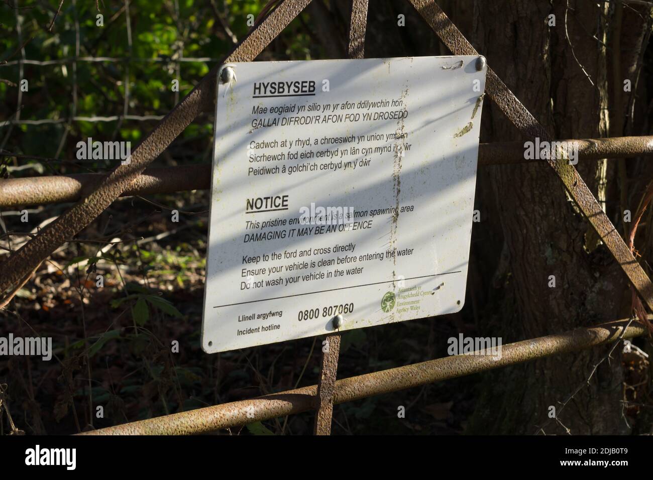 Avertissement sur un point de fording sur la rivière ALWEN ceci river est une zone de fraye du saumon en anglais et en gallois les conducteurs doivent traverser sans nettoyer les véhicules Banque D'Images