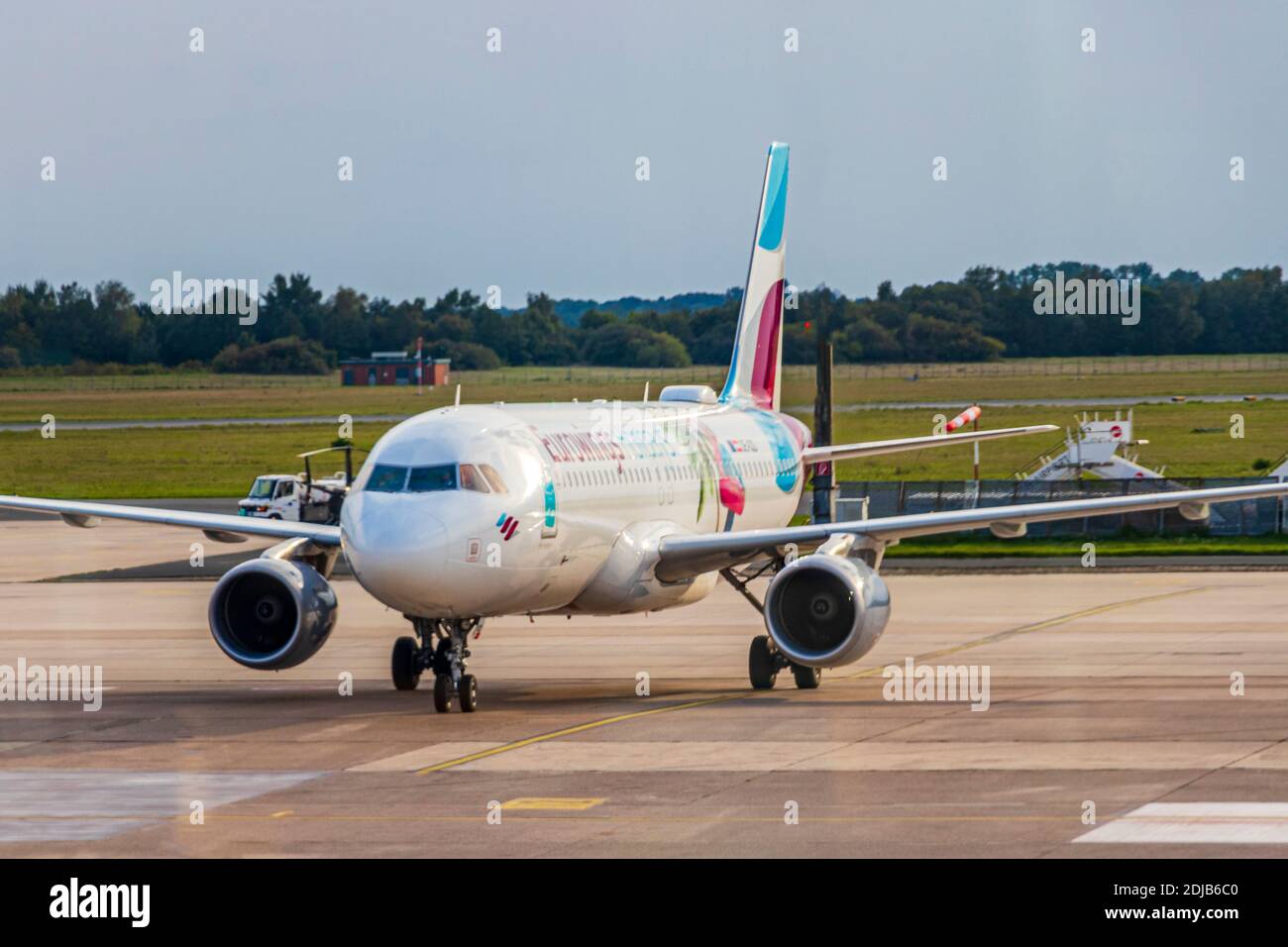 L'avion Eurowings avant le décollage à l'aéroport de Brême Allemagne. Banque D'Images
