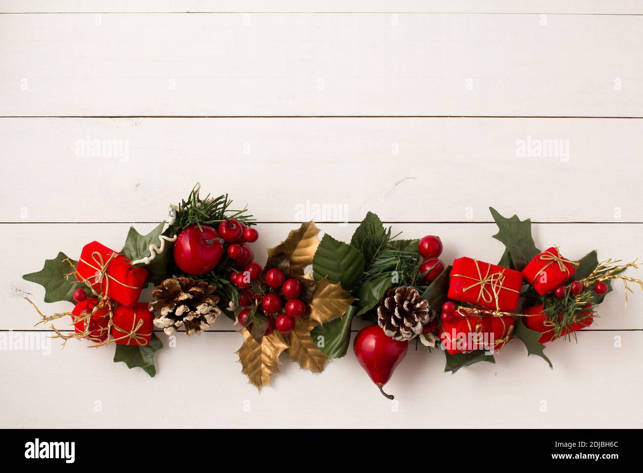 Intéressantes belles décorations de Noël ornement sur blanc couleur de surface en bois texture avec espace de copie. Banque D'Images