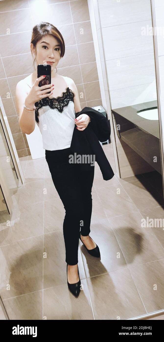Réflexion de la femme prenant Selfie dans le miroir à la salle de bains  Photo Stock - Alamy