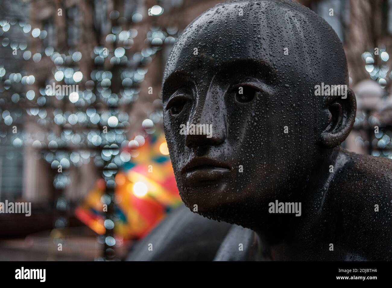 Londres, Royaume-Uni- décembre 2020: Sculpture à Canary Wharf -Giles Penny: Deux hommes sur un banc Banque D'Images