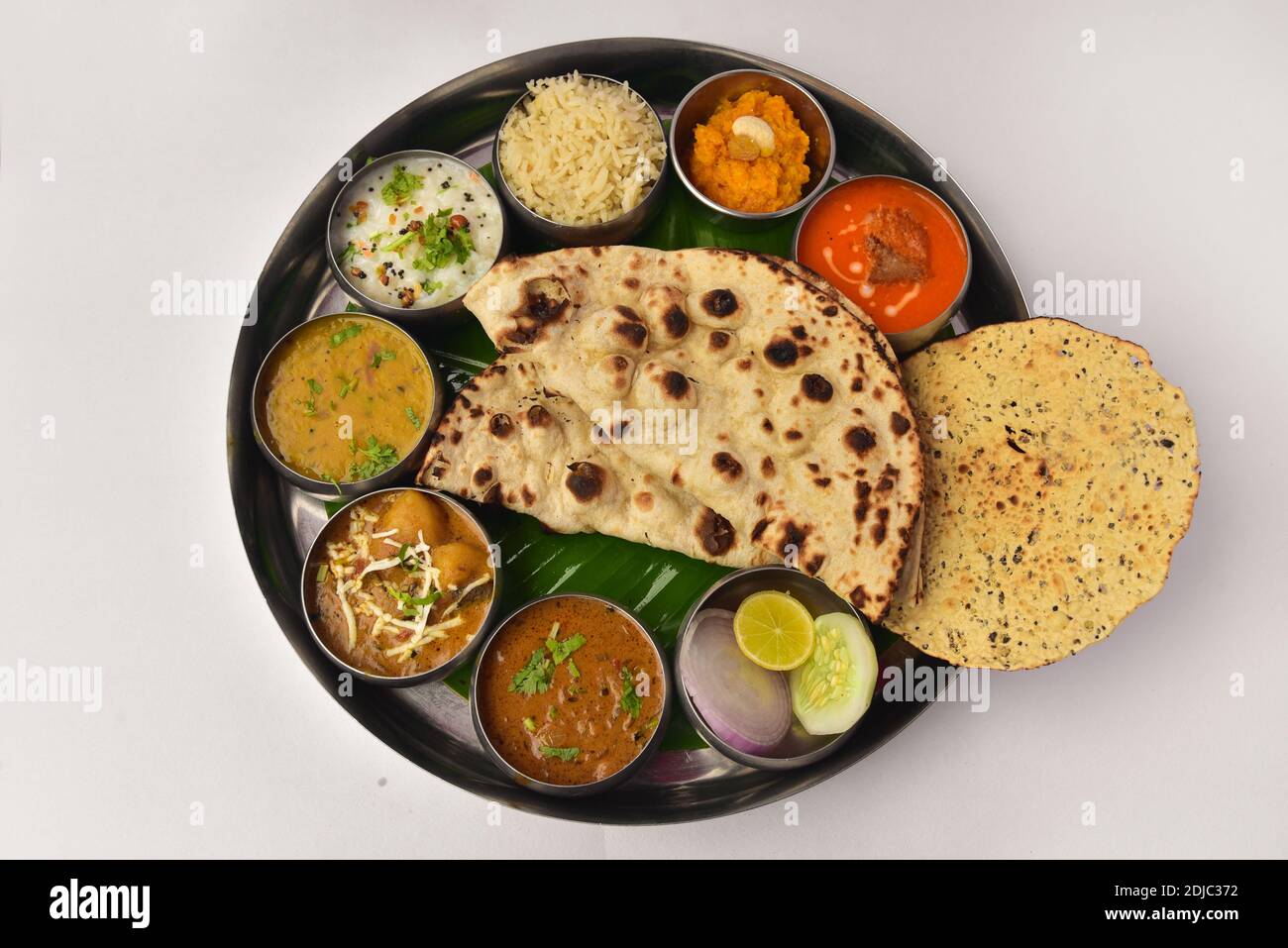 Vue sur le nord de l'Inde thali. roti, riz à la papad et variété de curry dans un repas. Repas indien pour le déjeuner et le dîner. Banque D'Images