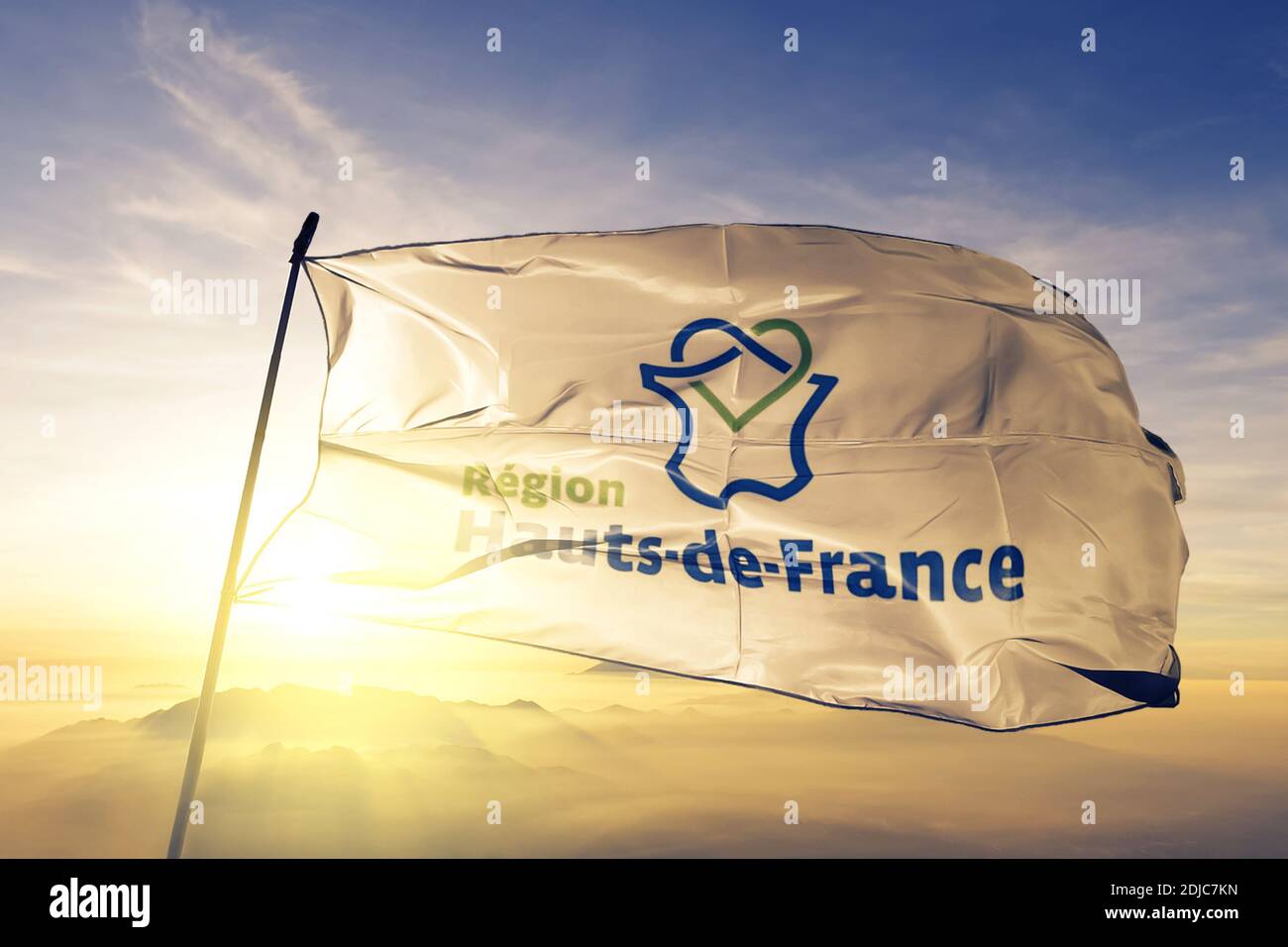 Hauts-de-France drapeau de France agitant sur la brume de lever du soleil brouillard Banque D'Images
