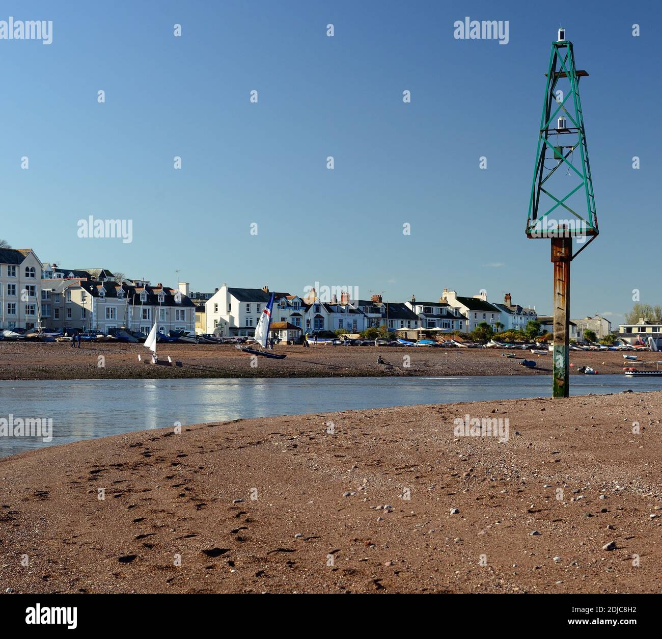 Le feu à éclats point lumineux à l'entrée du port de Teignmouth et de la rivière Teign, en direction de Shaldon. Banque D'Images