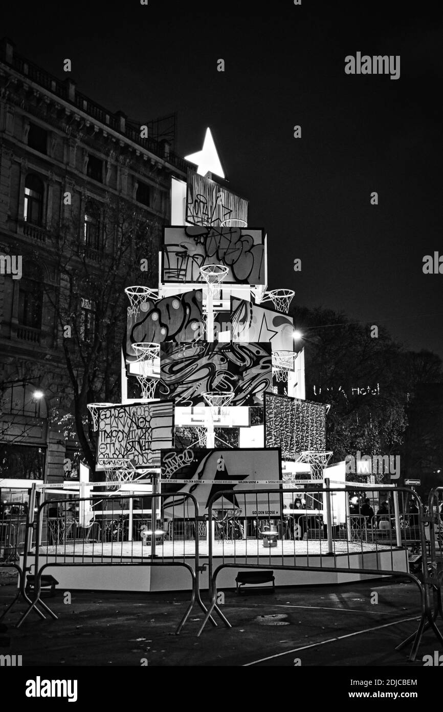 Milan, Italie 12.12.2020, arbre de Noël coloré, brillant, décoratif designer dans les rues de Milan Banque D'Images