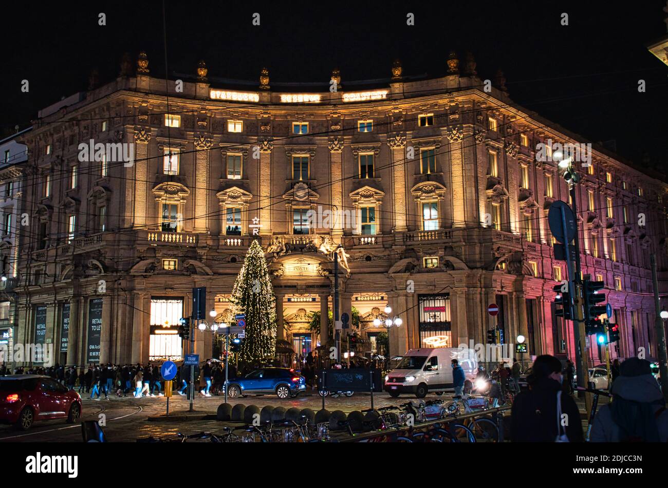 Milan, Italie 12.12.2020, Starbucks Store décoré de Noël à Milan Banque D'Images