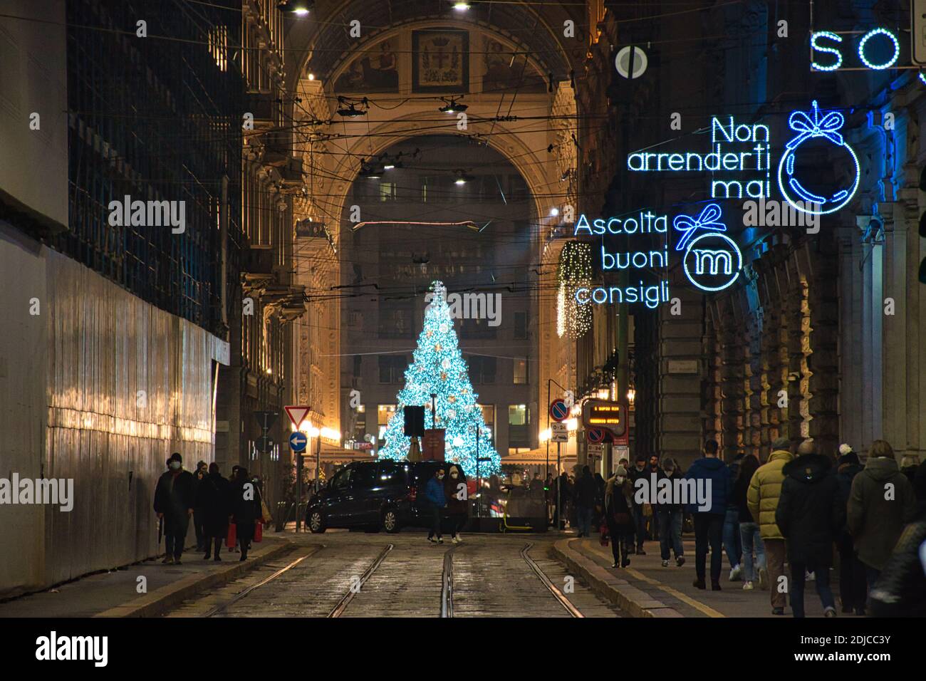 Milan, Italie 12.12.2020, arbre de Noël Swarovski coloré, brillant et décoratif dans la galerie Vittorio Emanuele II Banque D'Images