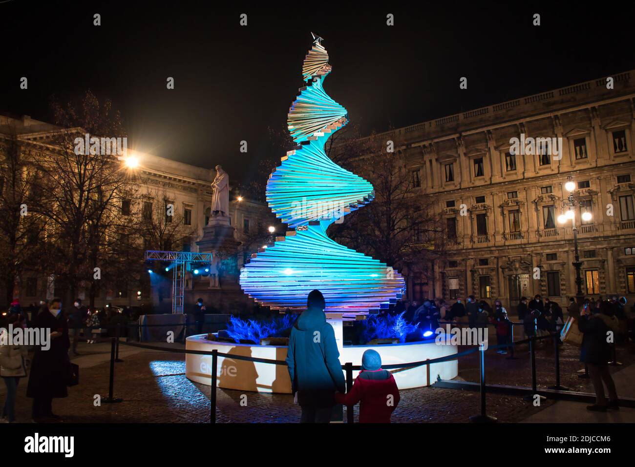Milan, Italie 12.12.2020, arbre de Noël coloré, brillant, décoratif designer dans les rues de Milan Banque D'Images