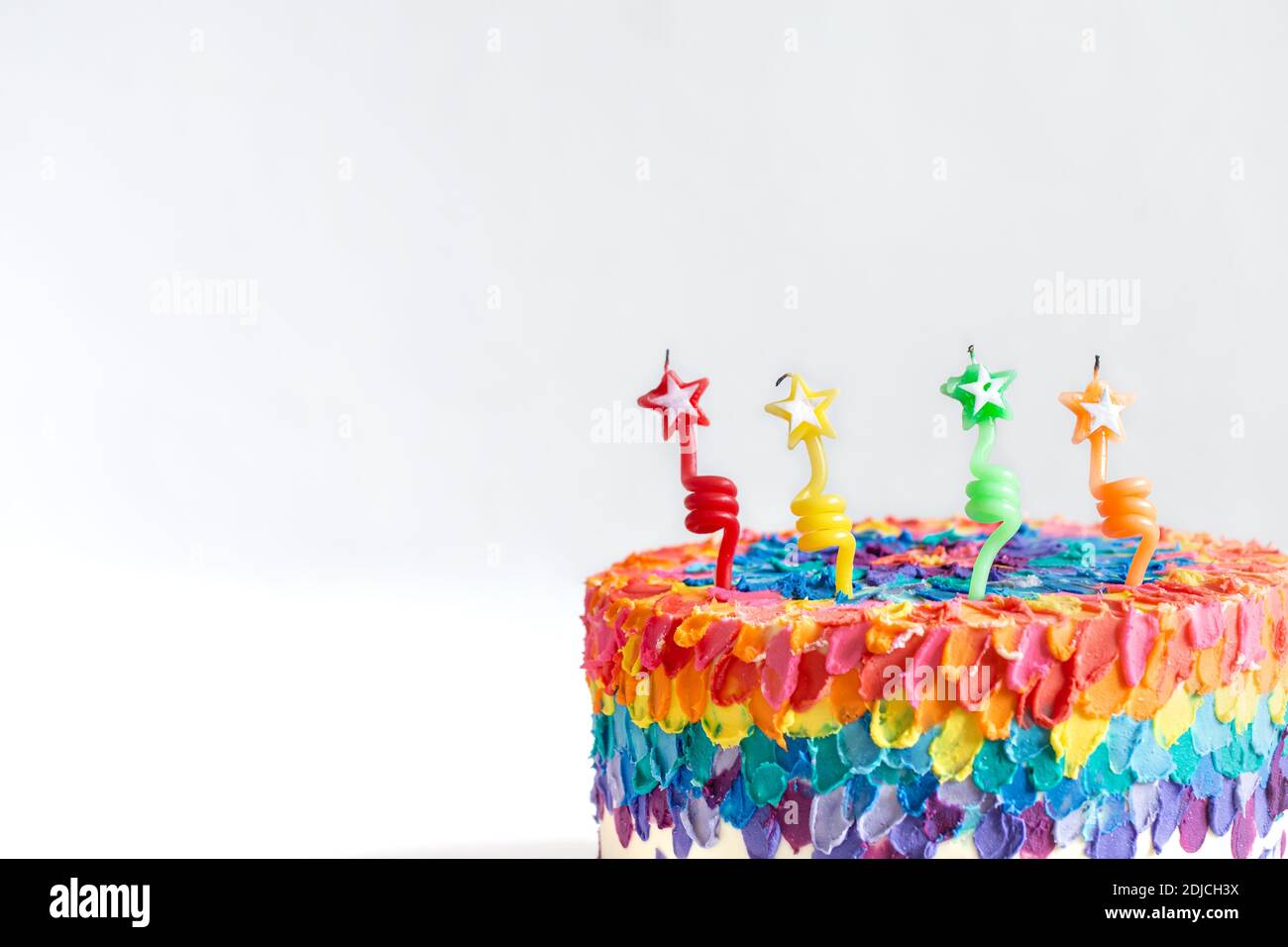 Gateau D Anniversaire Multicolore Decore De Bougies Sous Forme D Etoiles Concept Du Quatrieme Anniversaire Photo Stock Alamy