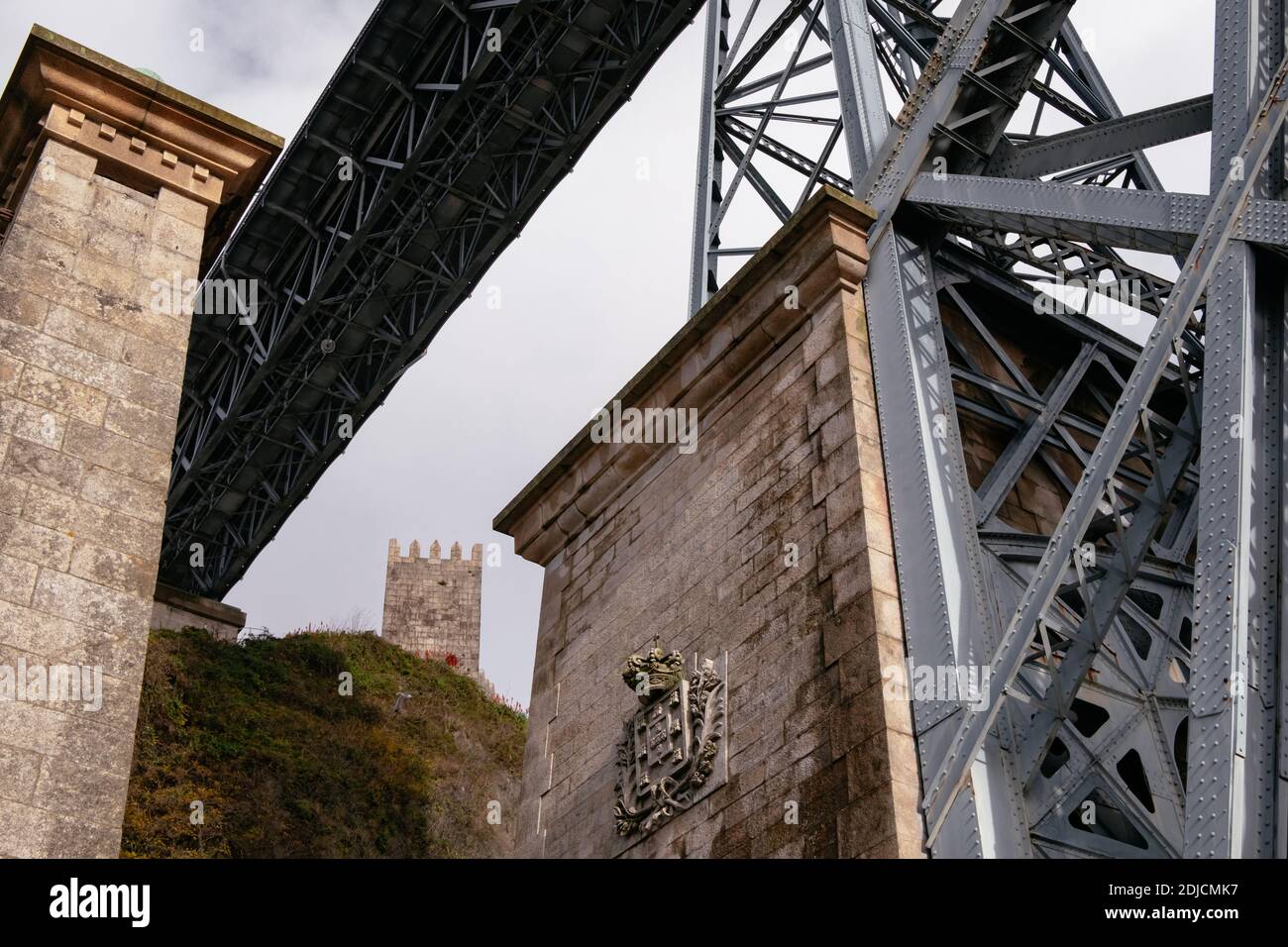 Détails du pont de fer 'Dom Luís' et de la Tour médiévale - Porto, Portugal Banque D'Images