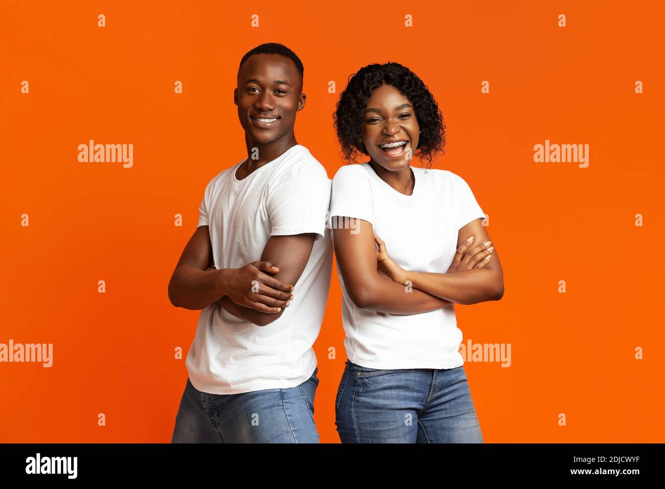 Homme et femme afro-américains prospères, debout dos à dos Banque D'Images