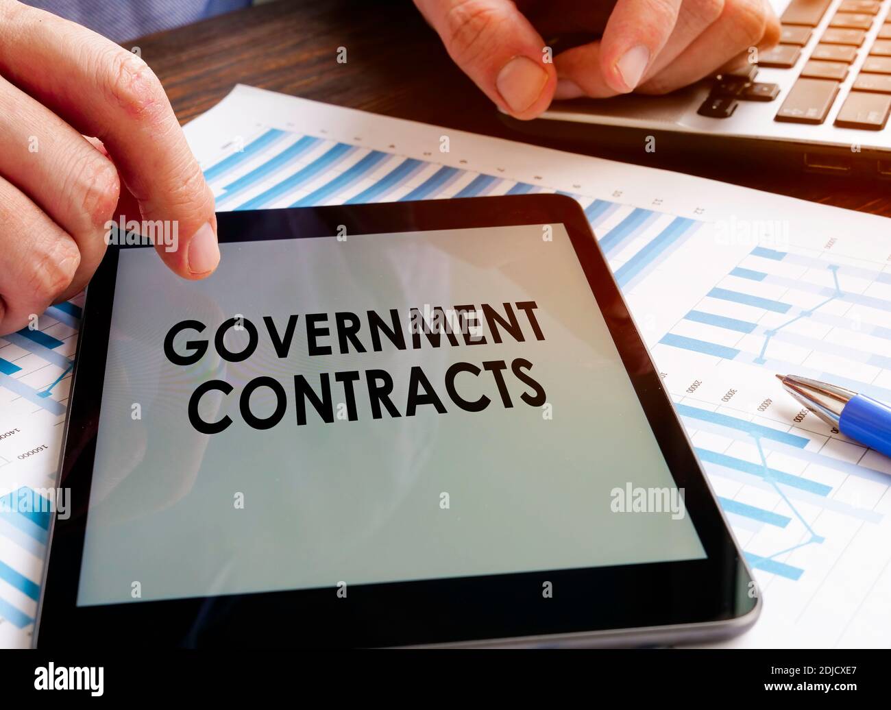 Un homme affiche des informations sur les contrats du gouvernement sur une tablette. Banque D'Images