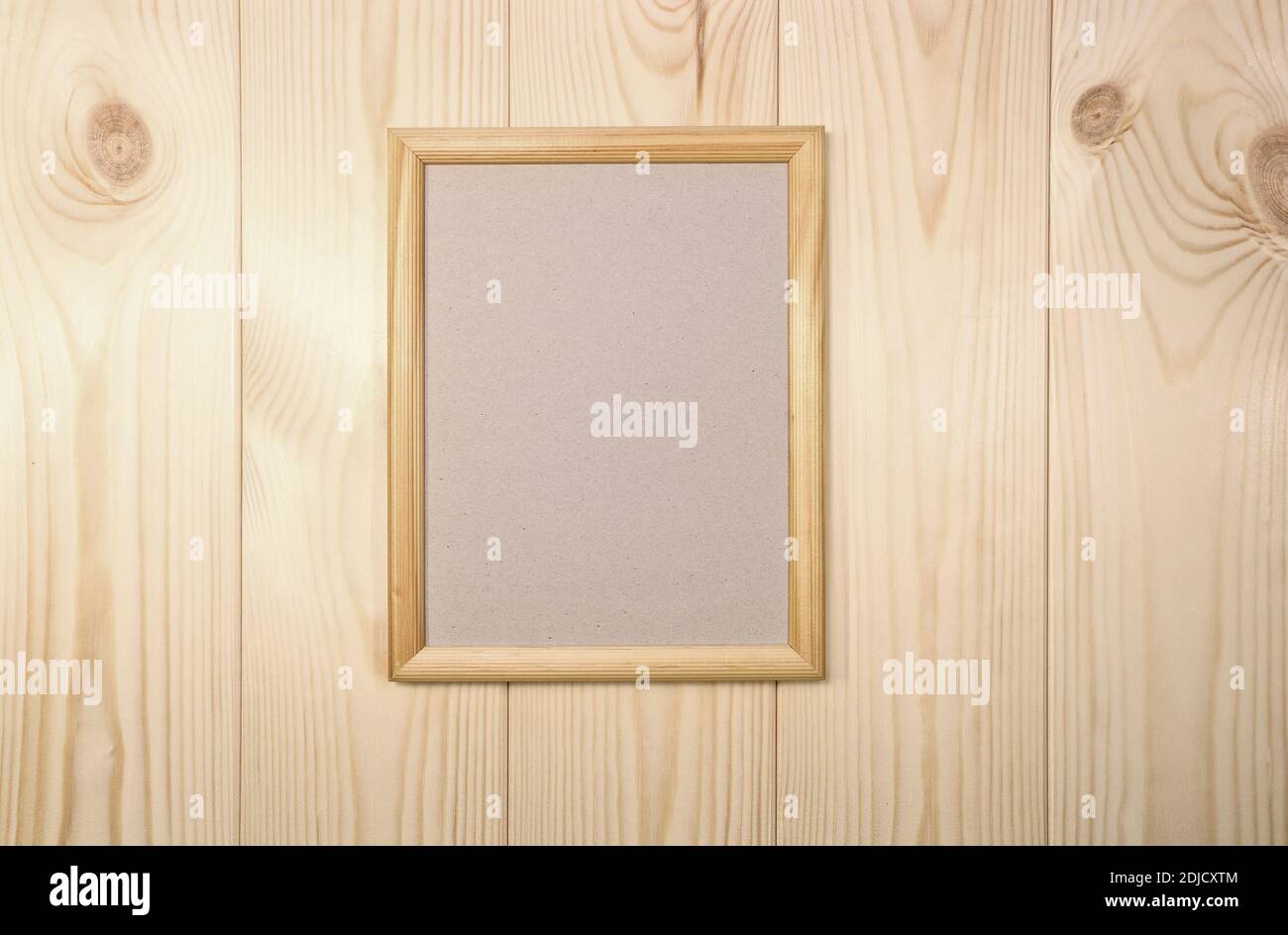 Maquette de cadre en bois vide sur fond de mur en pin clair, montrer du texte ou du produit. Banque D'Images