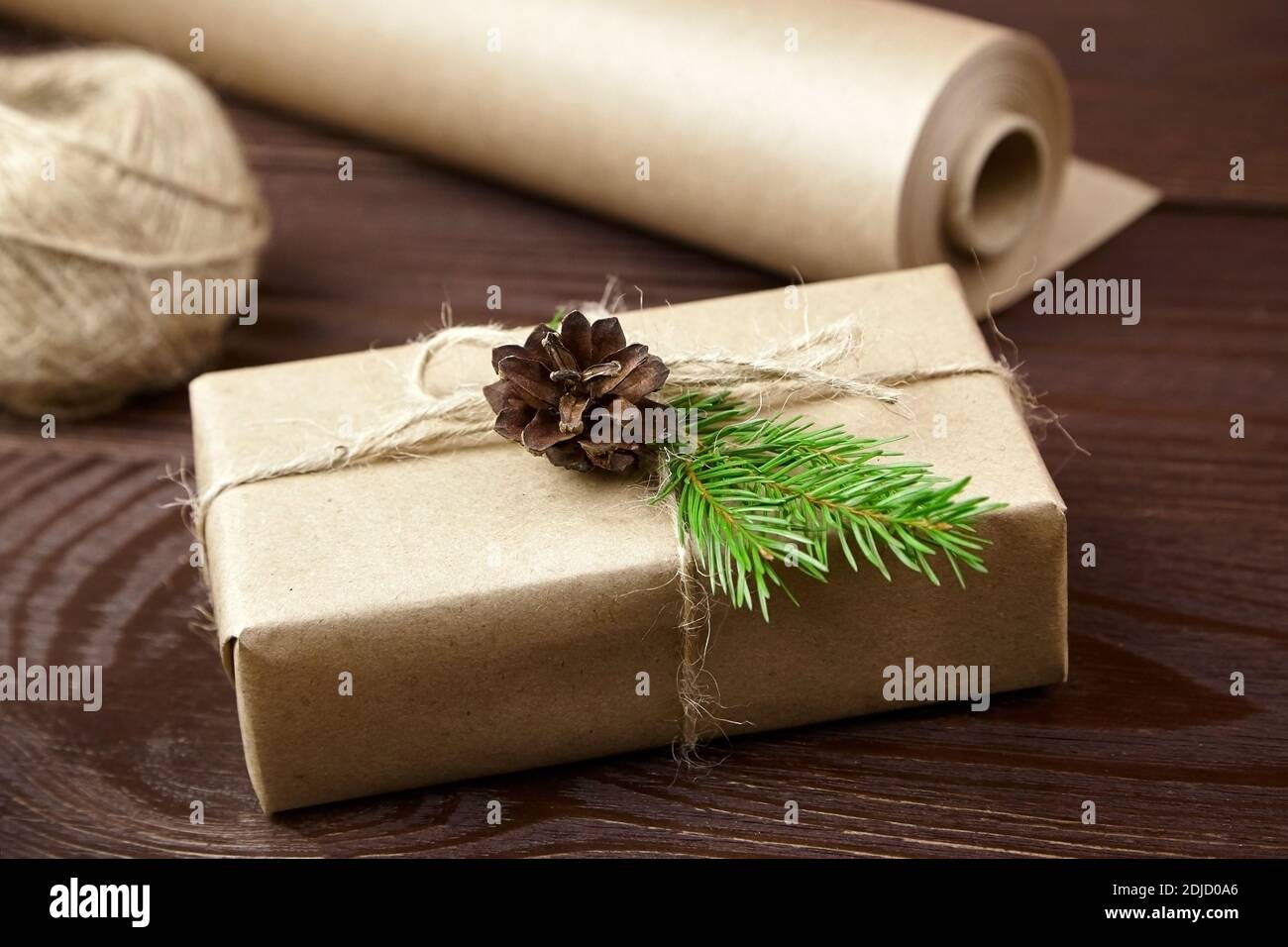 Boîte cadeau de Noël avec décorations enveloppées dans du papier artisanal Banque D'Images