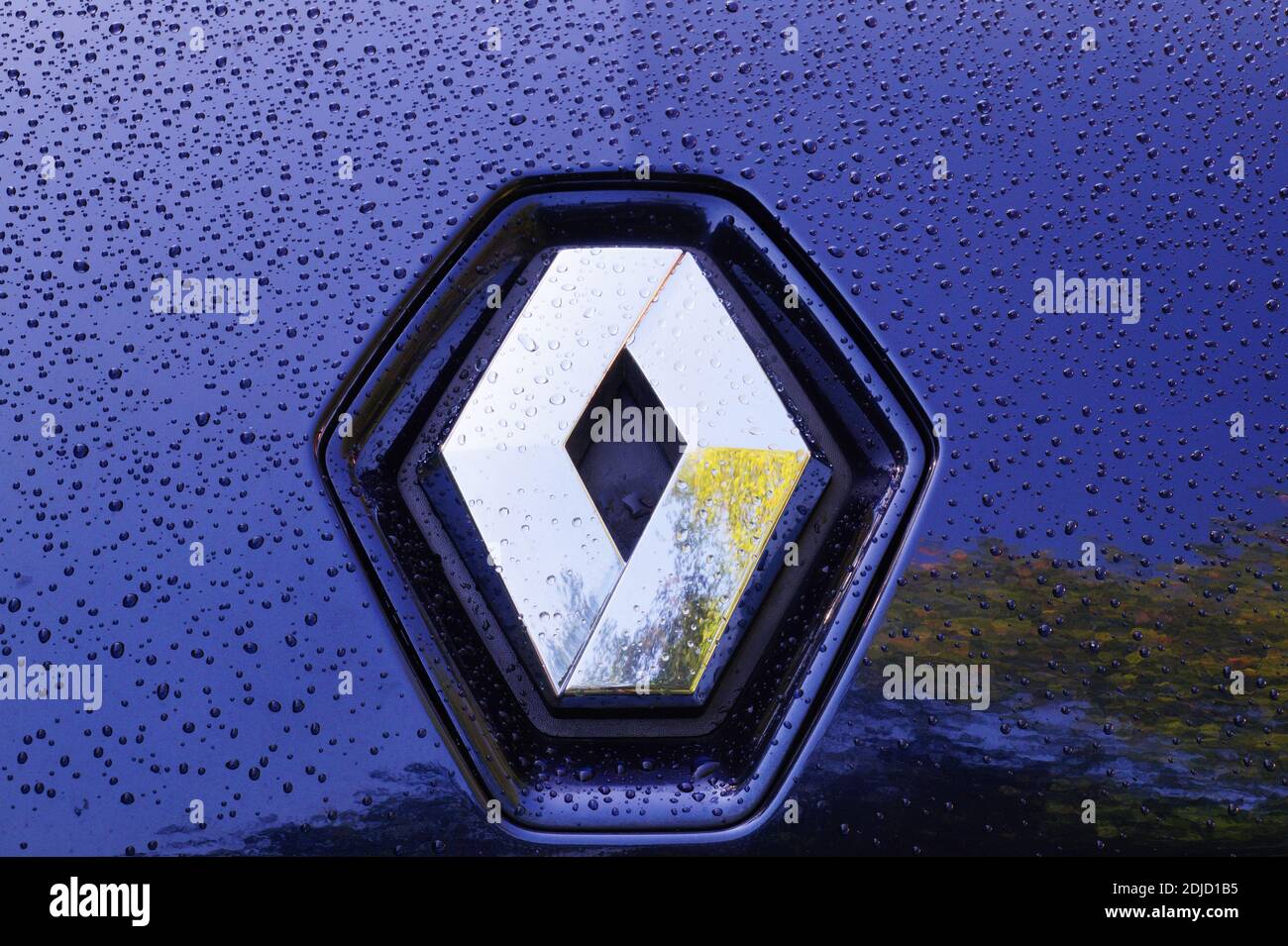 Gouttes de pluie sur la peinture métallique de la voiture. Marque Renault. France. 24.08.2020. Banque D'Images