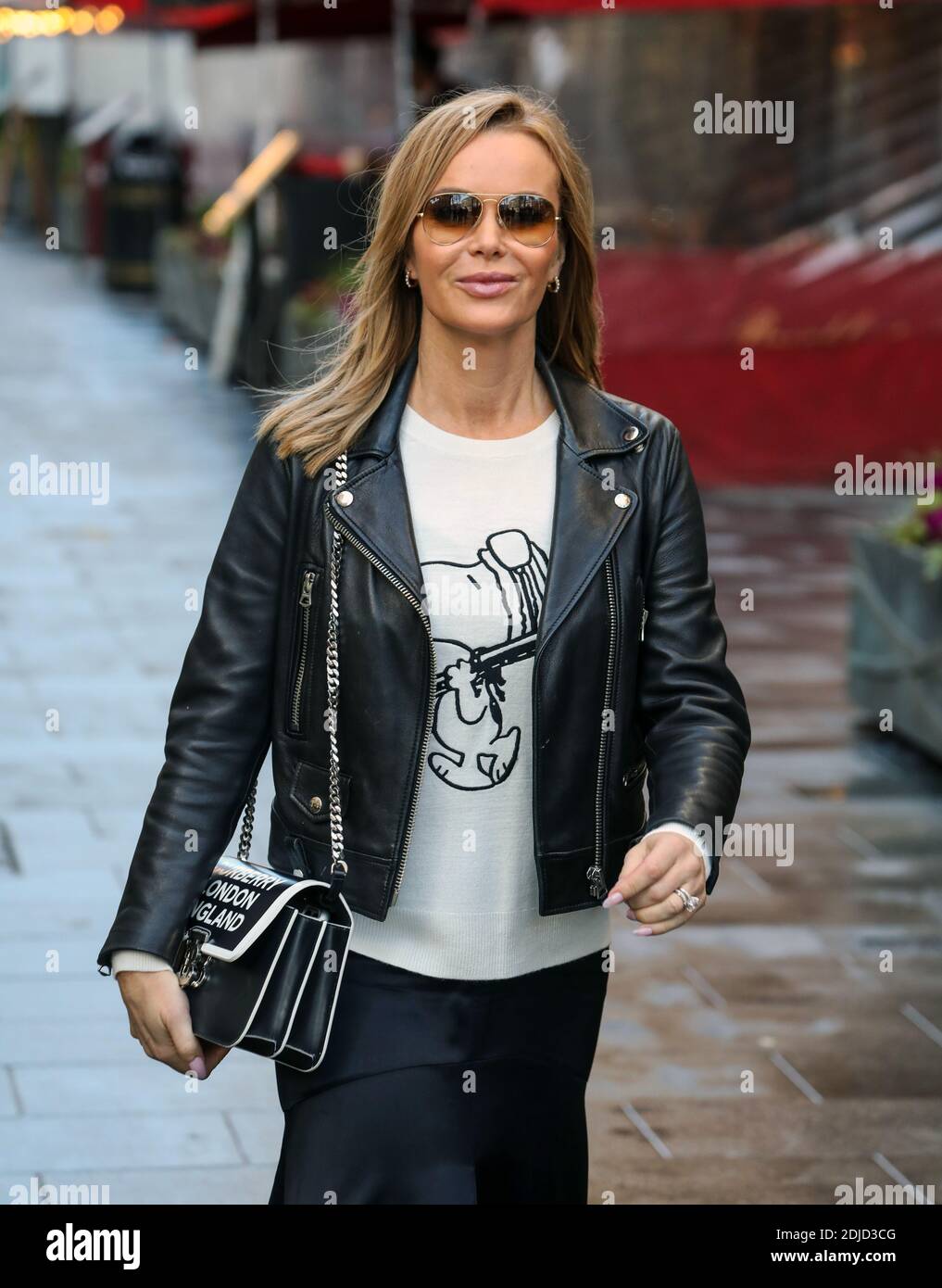 Amanda Holden quitte les studios Global radio de Londres. Banque D'Images