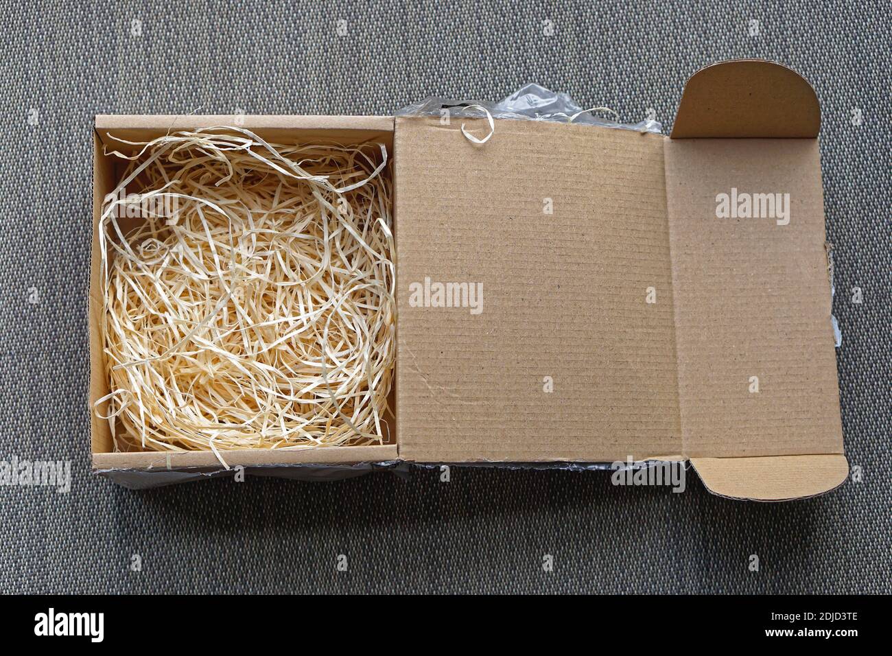 Ouvrir la boîte en carton avec protection en fibre pour les marchandises fragiles Banque D'Images