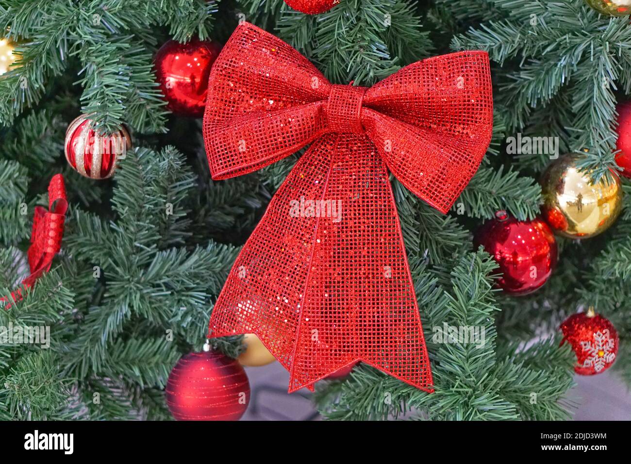 Grand noeud rouge à la décoration d'arbre de Noël Banque D'Images