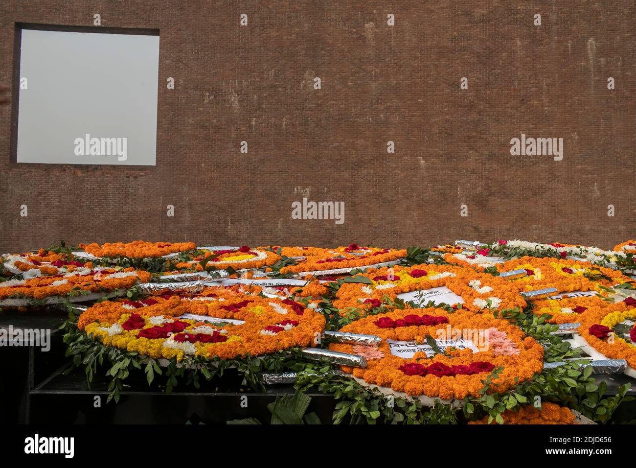 Des couronnes commémoratives érigées à la mémoire des dizaines d'intellectuels tués il y a 49 ans pendant la guerre.des milliers de Bangladais ont rendu hommage aux dizaines d'intellectuels tués il y a 43 ans pendant la guerre qui a gagné l'indépendance du pays d'Asie du Sud par rapport au Pakistan. Les intellectuels ont été systématiquement tués dans l'ancien Pakistan oriental par l'armée pakistanaise et leurs collaborateurs pour mutiler la nation émergente de son peuple doué et intellectuel. Banque D'Images