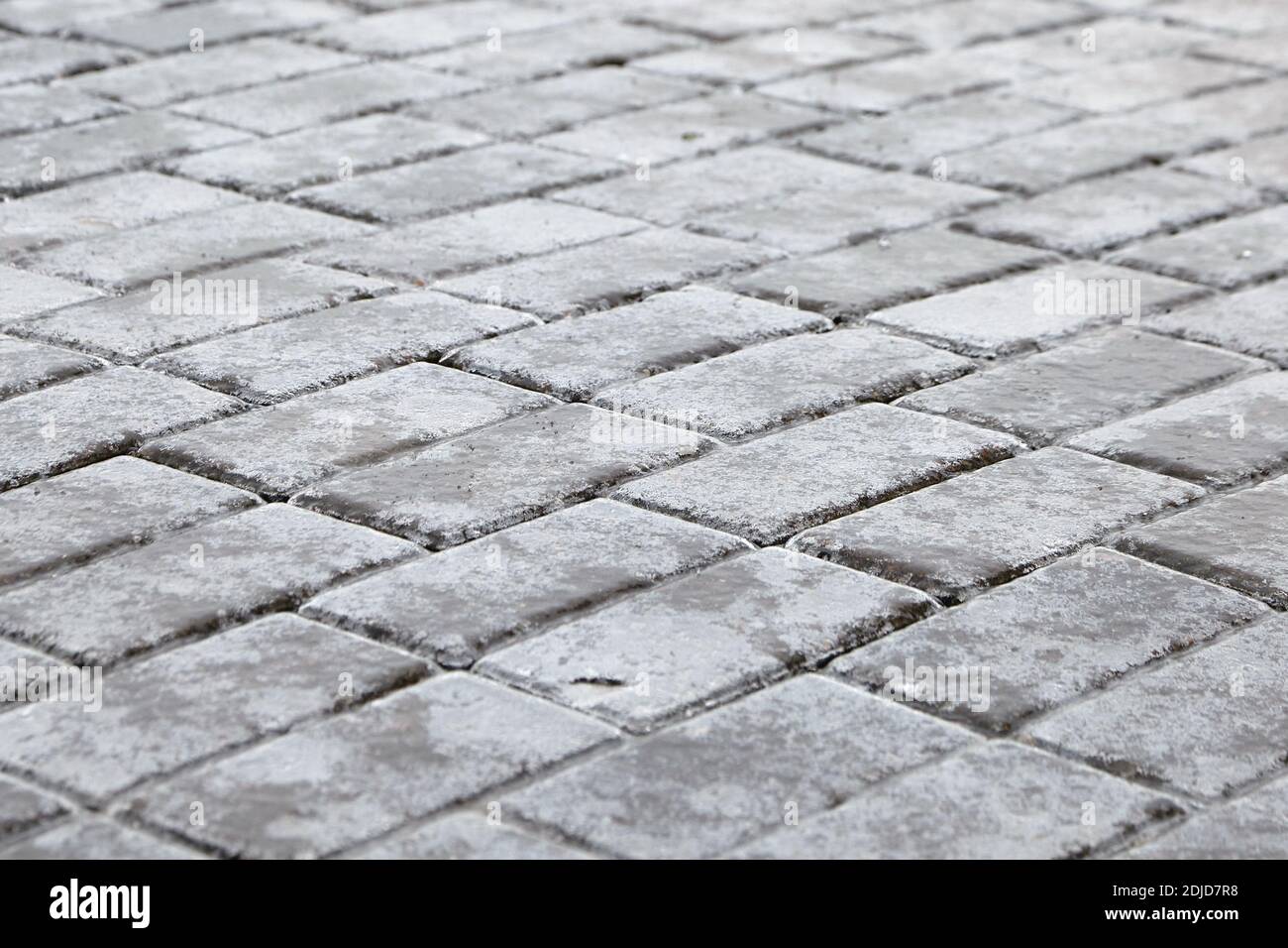 Sol en croûte de glace, pavage de dalles de surface recouvert de glace, chaussée glissante, temps d'hiver. Voie latérale verglacée Banque D'Images