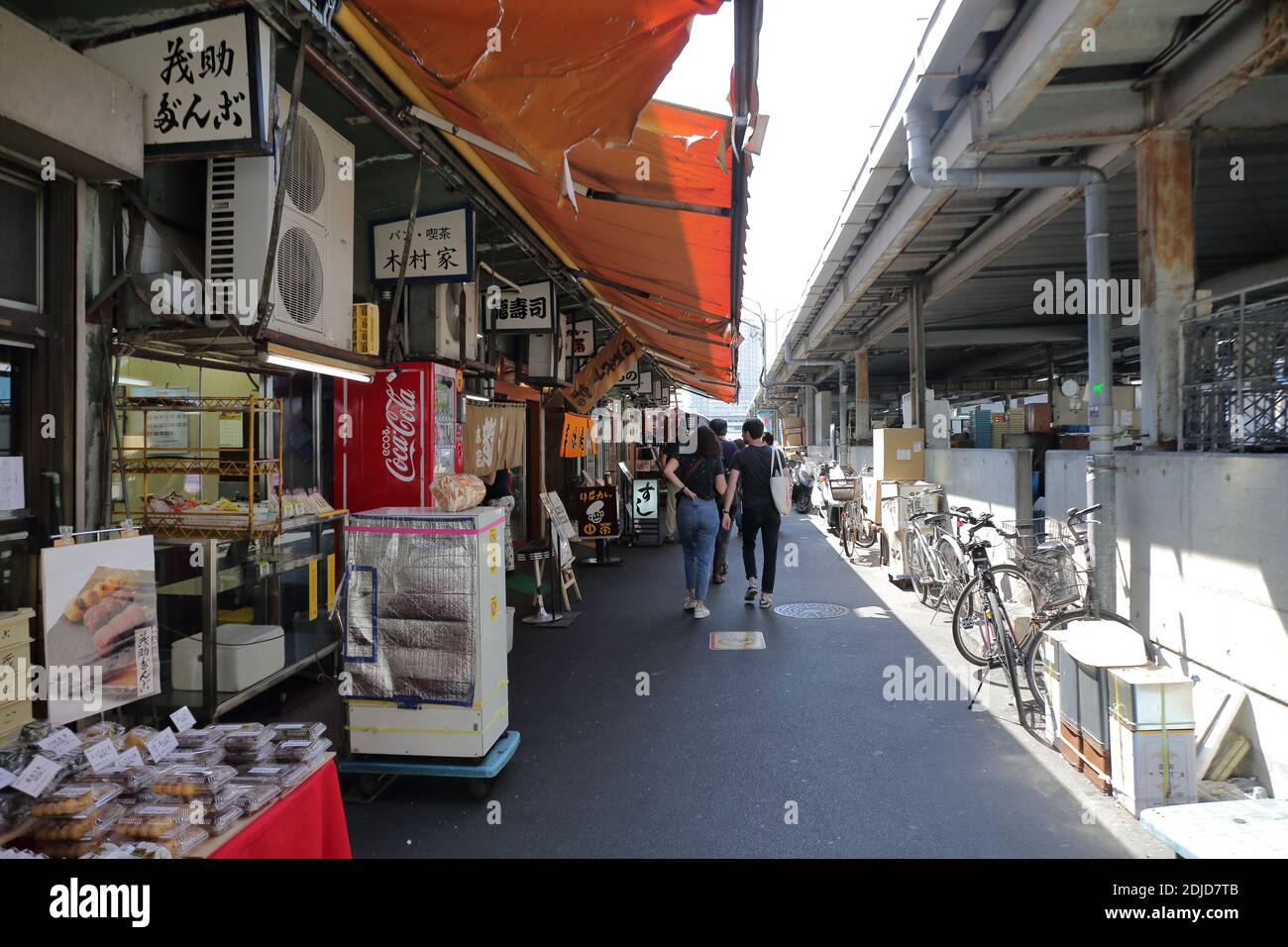 Le marché extérieur de Tsukiji fait partie du célèbre marché de Tsukiji. Les touristes peuvent goûter toute sorte de cuisine traditionnelle japonaise ici. Banque D'Images