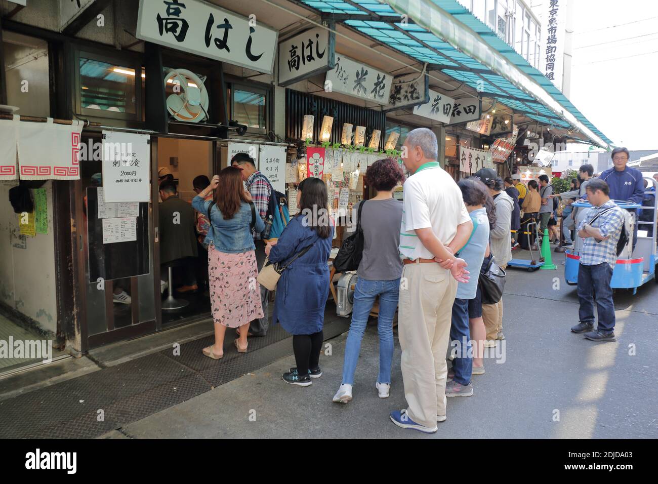 Le marché extérieur de Tsukiji fait partie du célèbre marché de Tsukiji. Les touristes peuvent goûter toute sorte de cuisine traditionnelle japonaise ici. Banque D'Images