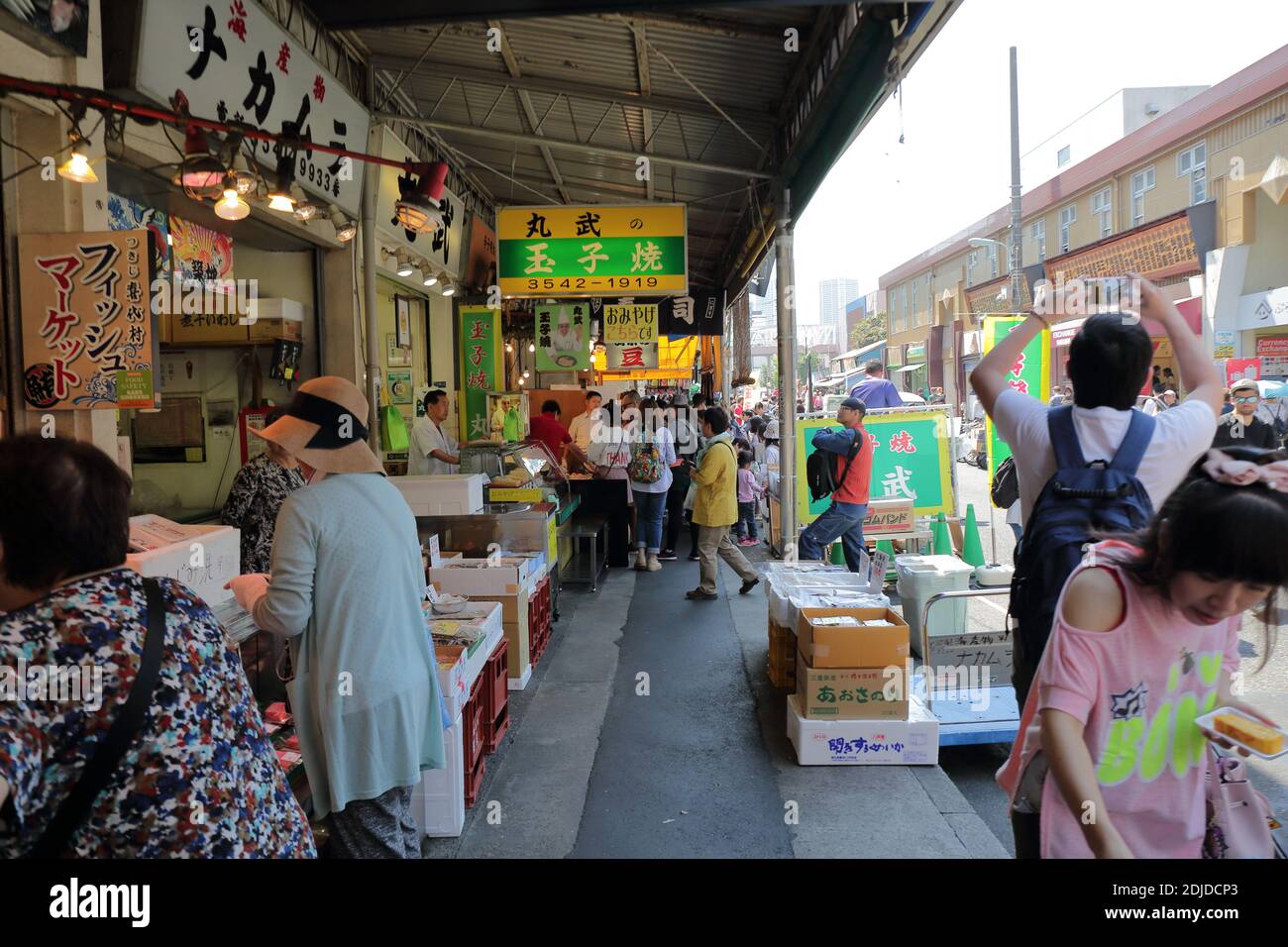Le marché extérieur de Tsukiji fait partie du célèbre marché de Tsukiji. Les touristes peuvent goûter toute sorte de cuisine traditionnelle japonaise ici. Banque D'Images