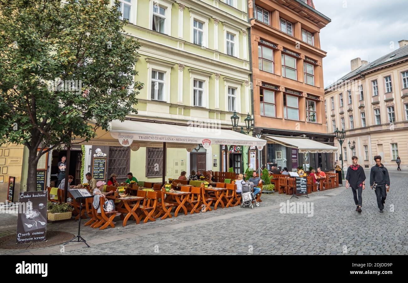 Restaurant Al Fresco, Prague, République tchèque. Pour le déjeuner, vous pourrez dîner dans les restaurants traditionnels de la rue, sur une place pavée de la vieille ville de Prague. Banque D'Images