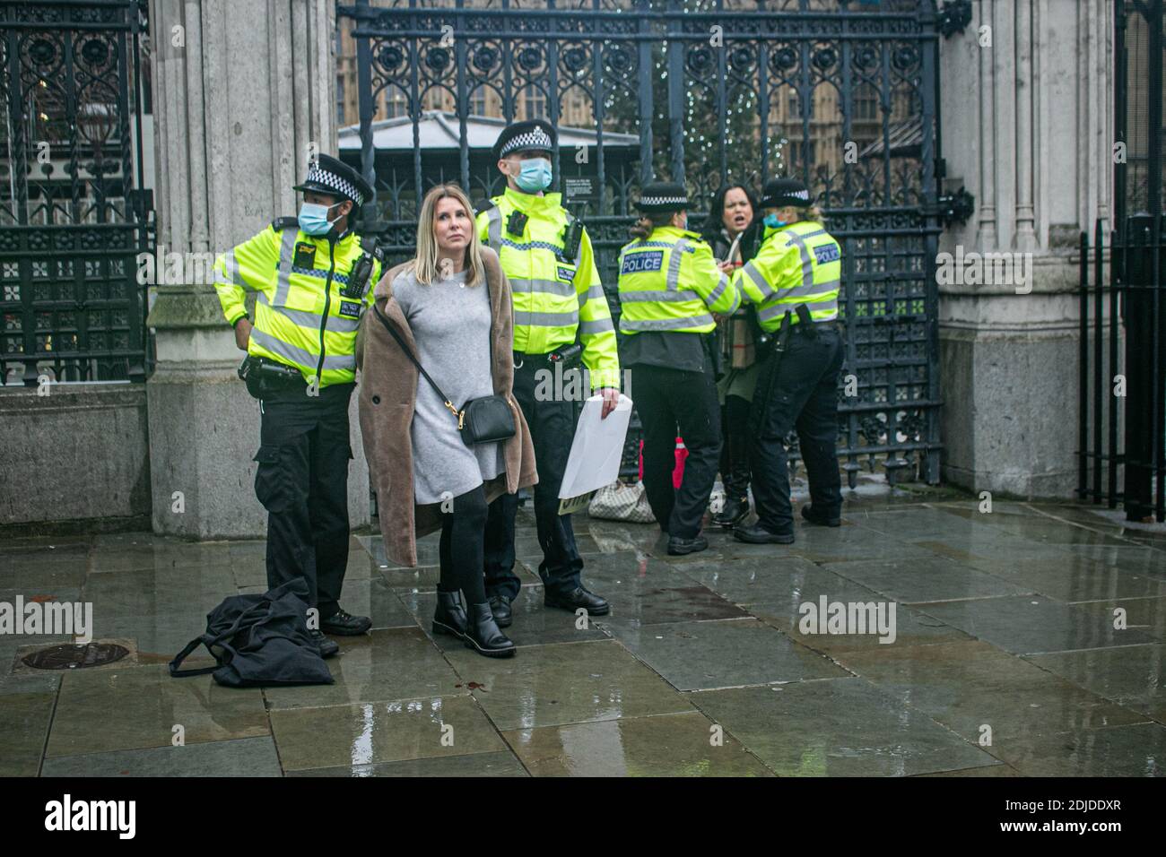 WESTMINSTER LONDRES 14 décembre 2020. Un manifestant est arrêté par la police lors d'une manifestation anti-verrouillage organisée par le stang X à Westminster. Londres doit être déplacée vers les restrictions de niveau 3, niveau élevé d'alerte de foule, à partir de mercredi après une poussée d'infections dans de nombreuses bourgs exigeant la fermeture de pubs, bars, cafés et restaurants autres que pour offrir des plats à emporter. Credit: amer ghazzal / Alamy Live News Banque D'Images