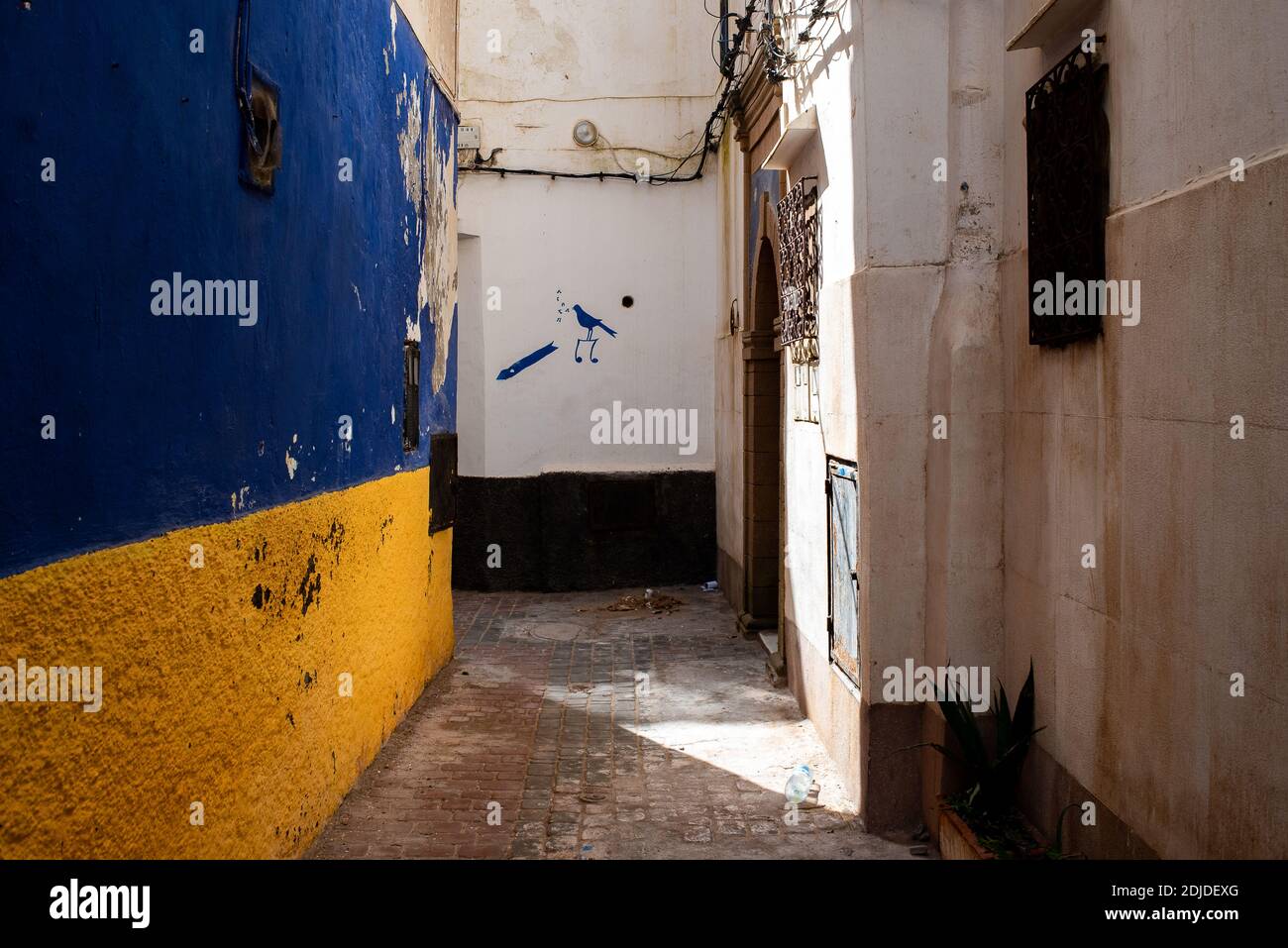 Essaouira, Morroco, Afrique - 29 avril 2019 : lumière du matin dans la ruelle d'Essaouira Banque D'Images