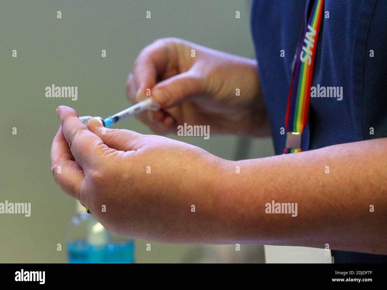 Injections du vaccin covid-19 de Pfizer/BioNtech à la clinique de GP à Chalfont St Peter, Buckinghamshire, alors que des centaines de centres de vaccination Covid-19 dirigés par des médecins locaux commencent à s'ouvrir dans toute l'Angleterre. Banque D'Images