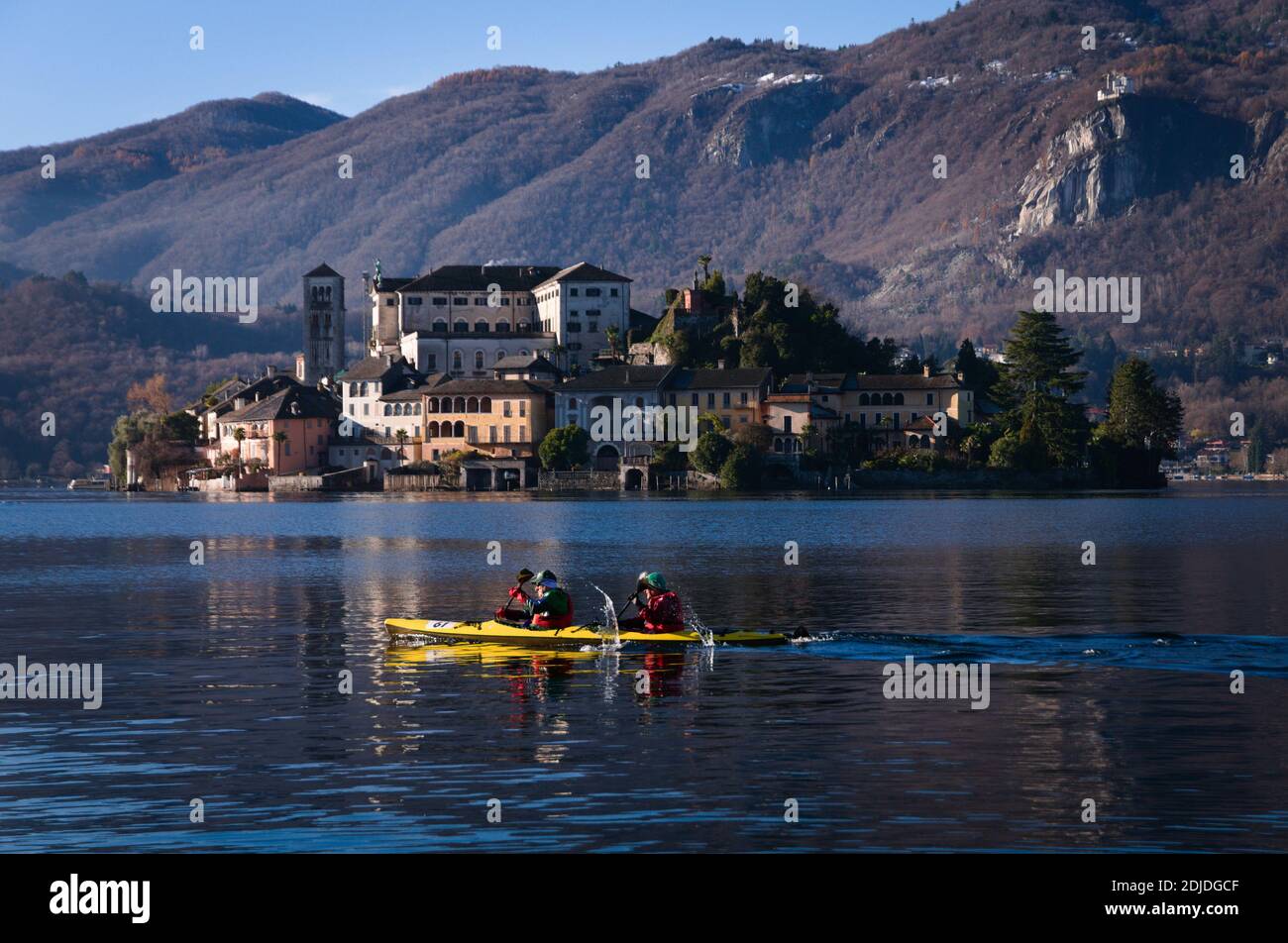 Île de San Giulio sur le lac. Hiver. Banque D'Images