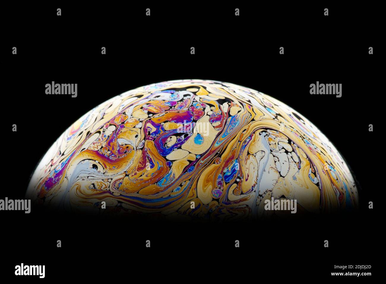 Isoler. Des motifs lumineux et magnifiques sur la surface de la bulle de savon. Gros plan. Imitation de planètes fantastiques. Banque D'Images