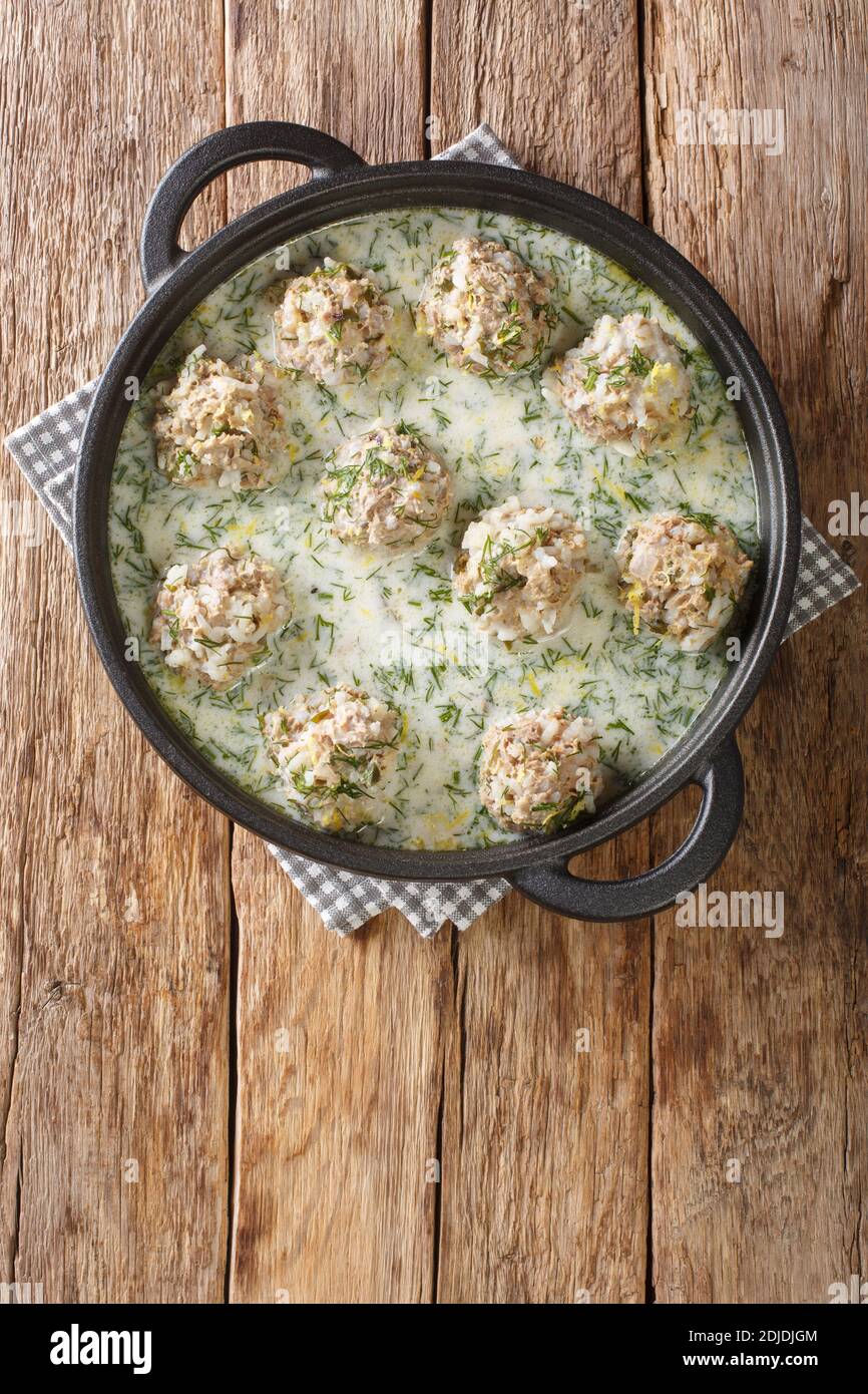 Yuvarlakia giouvarlakia est le boulette de viande de riz et de viande hachée servi en gros plan dans une assiette sur la table avec une sauce avgolemono. Vue verticale du dessus Banque D'Images