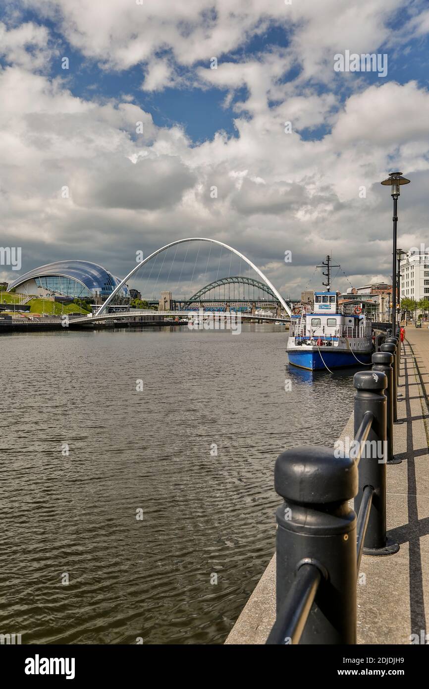 Bateaux amarrés, River Tyne et Gateshead Millennium Bridge, Quayside, Newcastle, Northumberland, Angleterre, Royaume-Uni Banque D'Images