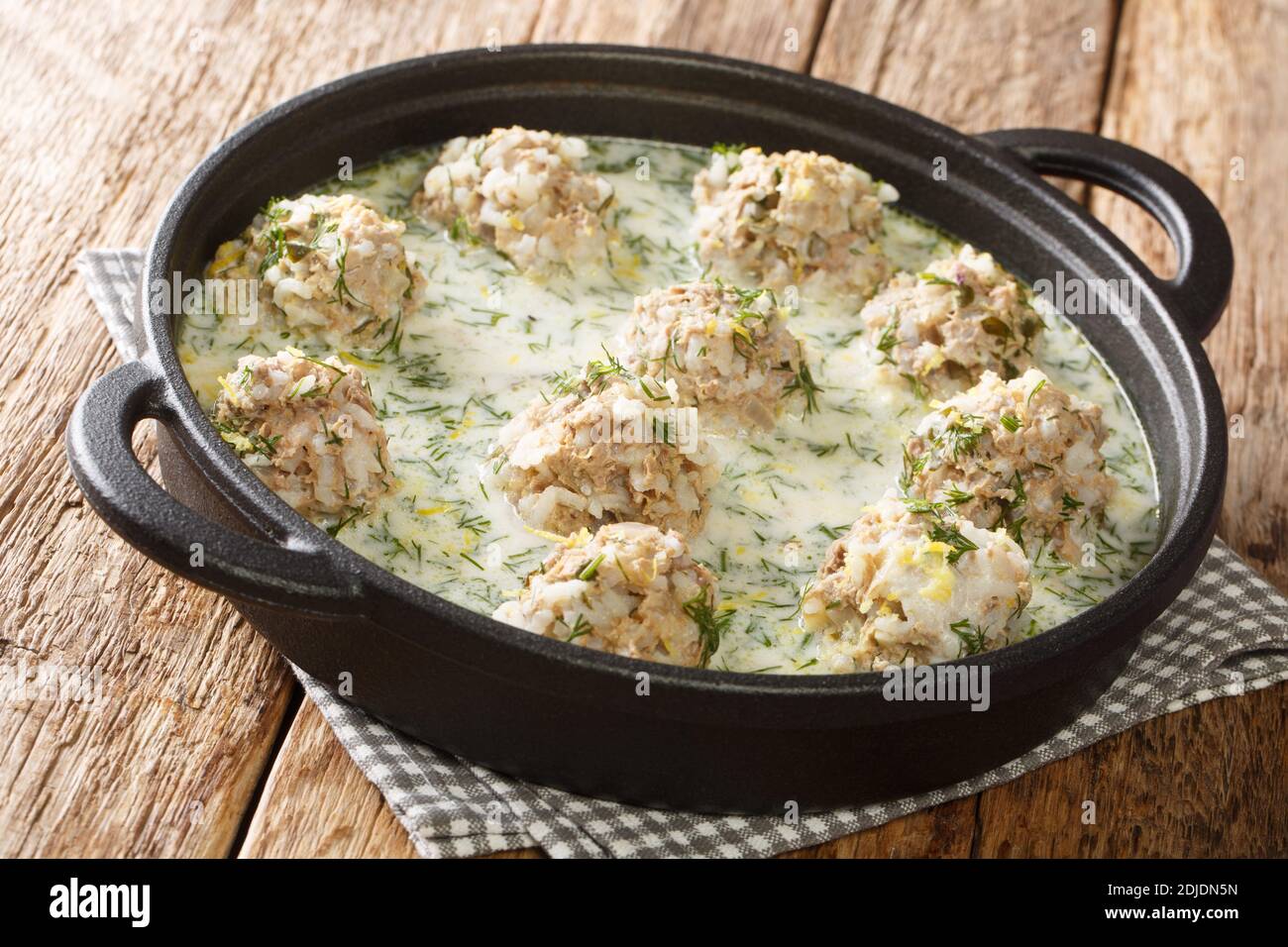 Yuvarlakia, giouvarlakia sont un plat grec de meatball cuit à la chaleur humide près d'une assiette sur la table. Horizontale Banque D'Images