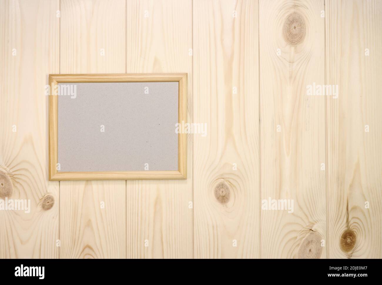 Maquette de cadre en bois vide sur fond de mur en pin clair, montrer du texte ou du produit. Banque D'Images
