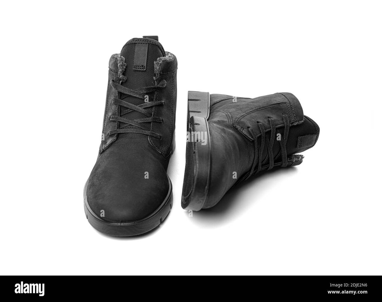 Chaussures d'hiver isolées sur fond blanc. Bottes noires d'hiver Banque D'Images