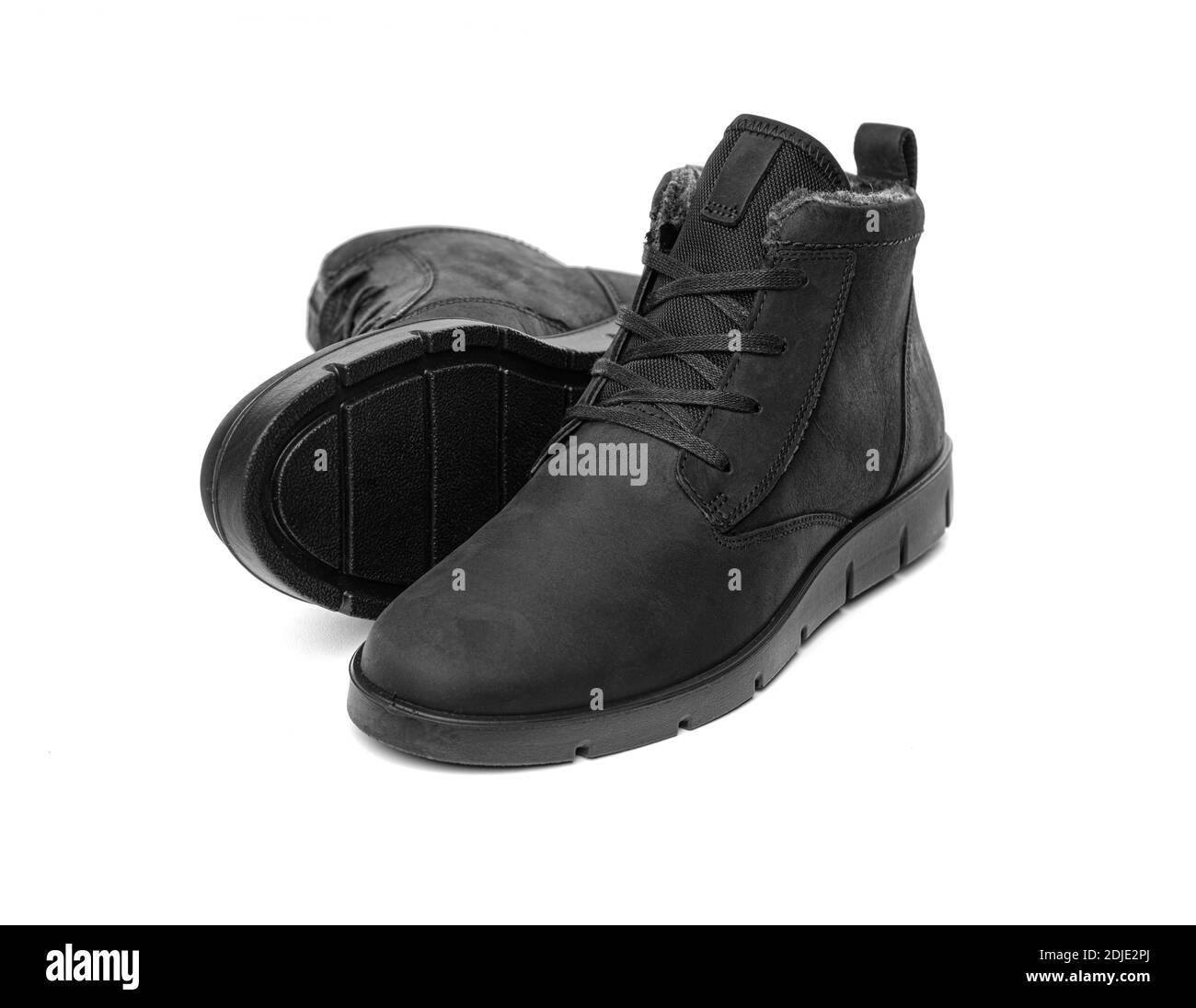 Chaussures d'hiver isolées sur fond blanc. Bottes noires d'hiver Banque D'Images