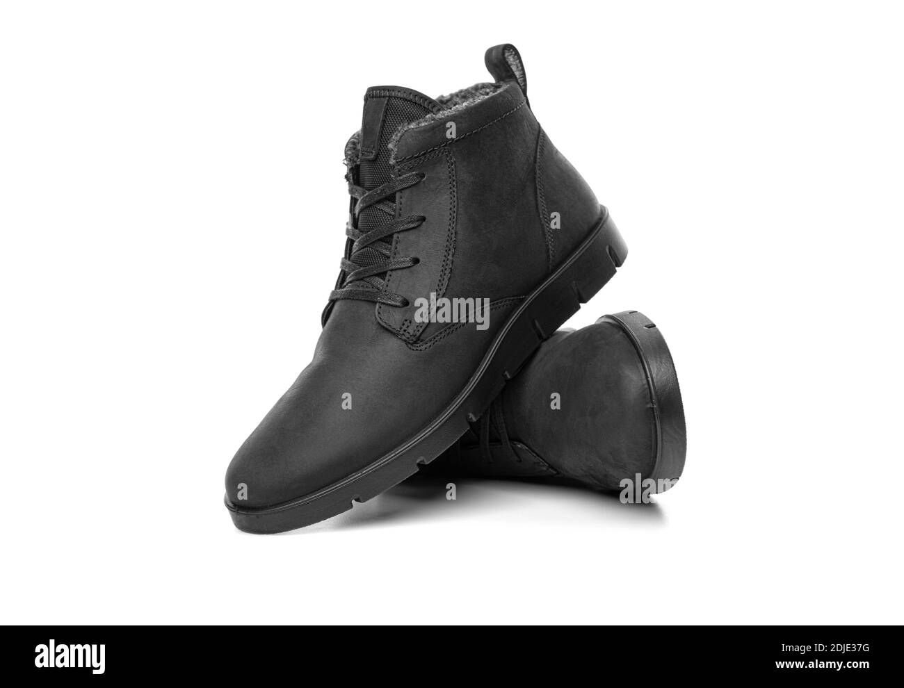 Chaussures d'hiver isolées sur fond blanc. Bottes noires d'hiver Banque D'Images