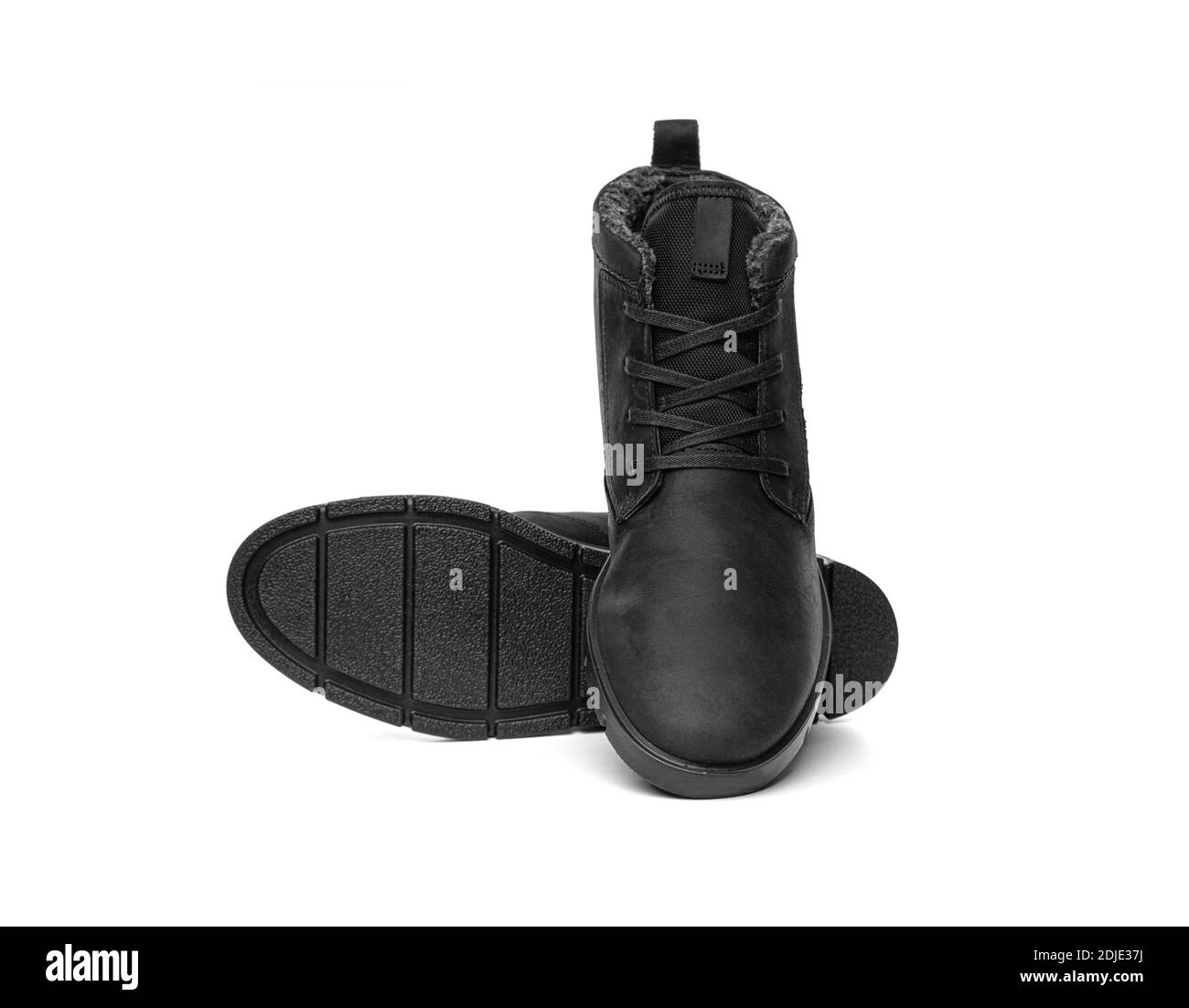 Chaussures d'hiver isolées sur fond blanc. Bottes noires d'hiver Banque D'Images