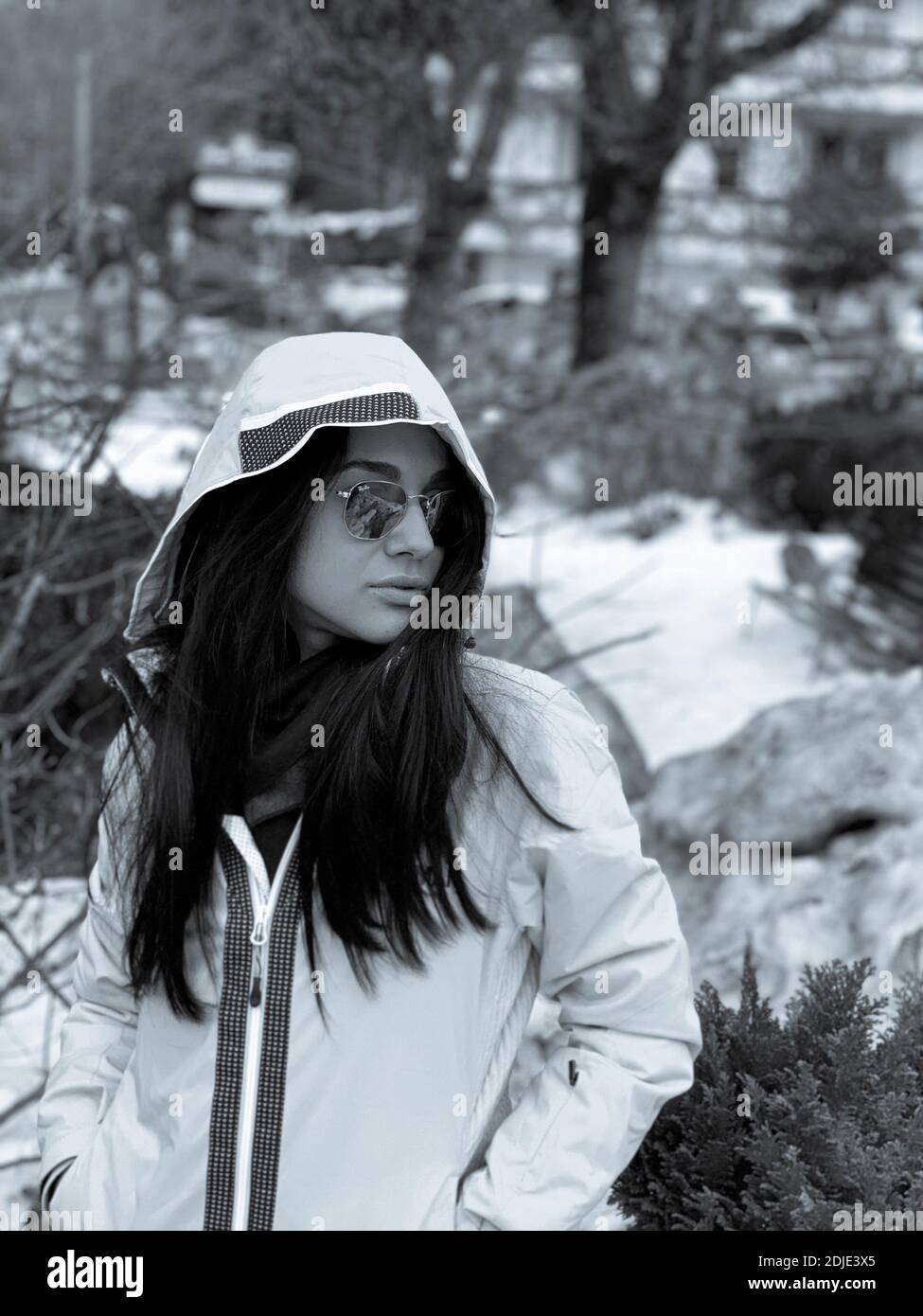 Femme portant des lunettes de soleil et une chemise à capuche en hiver  Photo Stock - Alamy